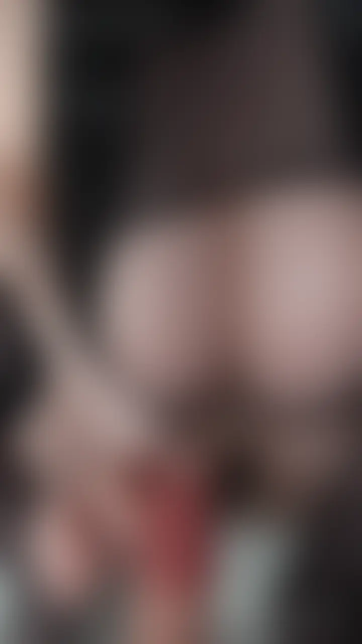 淫語たっぷり♡人間♂の精液を搾り取り♡爆乳サキュバス
淫紋付の爆乳サキュバスが食事のためにあなたの精液を搾り取りに行きます♡
一番濃くて美味しい精液をもらうために
サキュバスの淫汁でバキバキおち⚪︎ぽにしてからたっぷりお口(おま⚪︎こ)から精液いただきます💕
サンプルは濃いめモザイクですが、びらびらでおち⚪︎ぽ擦り付けてるの
下品すぎたので本編はサンプルよりちょこっと薄めにしてるので
下品なデカビラたっぷりみてくださいね💕 (2/2)