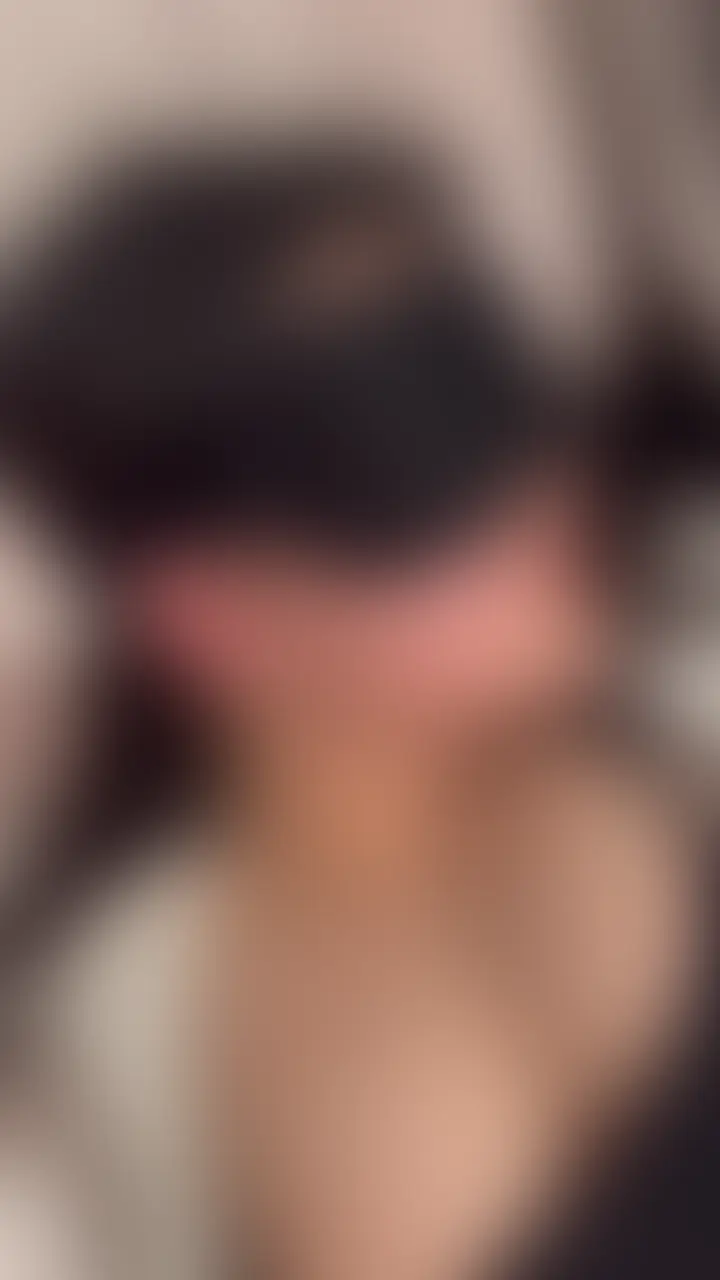 巨乳10代の初エッチ

数ヶ月前まで
高⭕️生だったぴちぴちの10代。
「今まで男の人と何も経験したことがなくて、、、」
と言って勇気を出して会いにきてくれました。

今時の10代は性に対する興味が旺盛ですね。
1発目から耳攻めで溶けるようなエッチな吐息を漏らし
目隠しされた状態での指舐めに興奮したようで

パンツを脱がすともうグッチョグチョ。
そして何よりパイパンなんです。
今じゃあもう当たり前なのかもしれないですが

前日まで処女だった子がツルツルにし
数分間で愛液でテカテカにしてるのがエロすぎました。

また、制服姿も可愛くてたまらなかったですね。

挿入時は痛そうでしたが
慣れてきてだんだんハマっていったようで
締め付けも半端なく
いつもより早く逝っちゃいました笑

まだ何も知らない子に
最後は乳首を舐めてもらいながら
見られながら
再度イクのも気持ちよかったです (2/2)