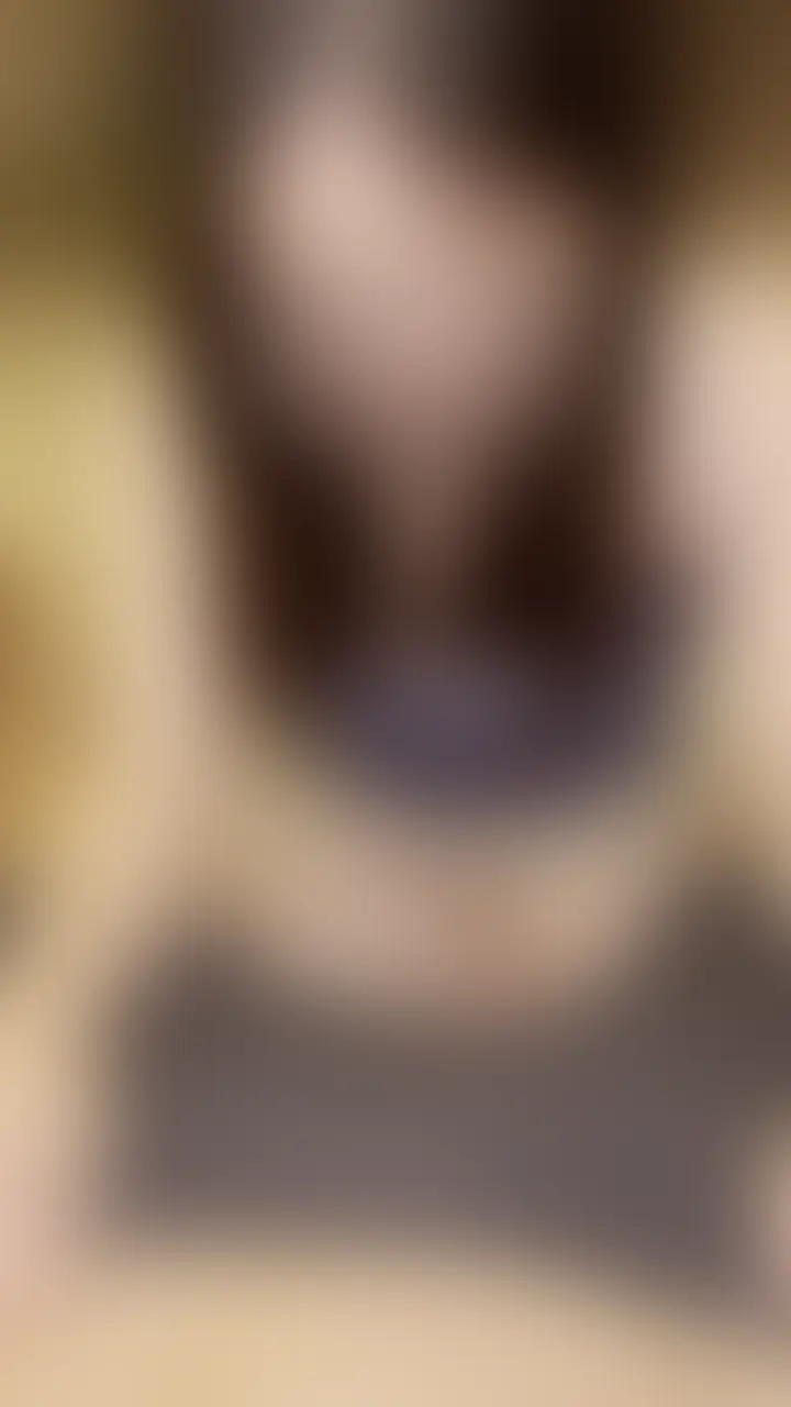 ぐっぽぐっぽとやらしい音を立てて、巨乳を揺らしながらのじっくりたっぷりフェラ。
旦那に内緒でしっかり仕込んでいるので、テクニックは文句無し。
腰が引けるくらい気持ち良いフェラと手コキで昇天…かと思いきや、顔に出した精子をローション代わりにぐちょぐちょ手コキで2回目のフィニッシュ。
※挿入はありません。 (2/2)