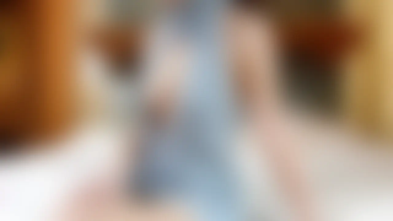 「いっぱい精子出すとこ見ててあげる」童貞を○すスレンダー巨乳人妻さんがパイズリと淫語オナホコキでドピュドピュ大量搾精!(フルバージョン)
大人気の巨乳人妻ユウさん
今回もバブみ溢れるお姉さん淫語満載で最高の射精に導いてくれます。
少し恥ずかしがり屋で物静か、優しい雰囲気が魅力のユウさんですが、実は物凄くエッチなことが大好き。
そんな彼女もだいぶ撮影に慣れてきたなと思ったので、今回は「エッチな言葉をかけながら手コキしてくれませんか?」とおねだりしてみたところ、これが大正解!
初めは「ええ〜、演技とかできないから、ほんとにエッチな気分になったらね(笑)」と言っていたのですが、ちゃんとそういう気分になってくれたらしくいっぱい淫語で声かけしながらシコシコしてくれました。
「気持ちいい?すごいどんどん硬くなってる…」
「ああ、凄い…硬い…」
「もっと声出していいよ?」
「いきたくなったら言ってね?」
「あ、すごい…(オナホに)入ってく…」
「おかしくなりそう?いいよいっぱいおかしくなって。」
「やばいねぇ?ふふ。すごいよ?グチョグチョ…」
「いっちゃいそう?いいよ、いっぱい出して」
「精子いっぱい出して。見てるから…」
「あ、あぁっ、すごいいっぱい出た!」
「いっぱい出たねえ。ほら、こんなに出たw」
ユウさんの優しく囁くような色っぽい声で、最後までこんな風に甘やかされながらおっぱいとオナホでシコシコグチュグチュされてたっぷりのザーメンをぶちまけちゃいました。 (2/2)