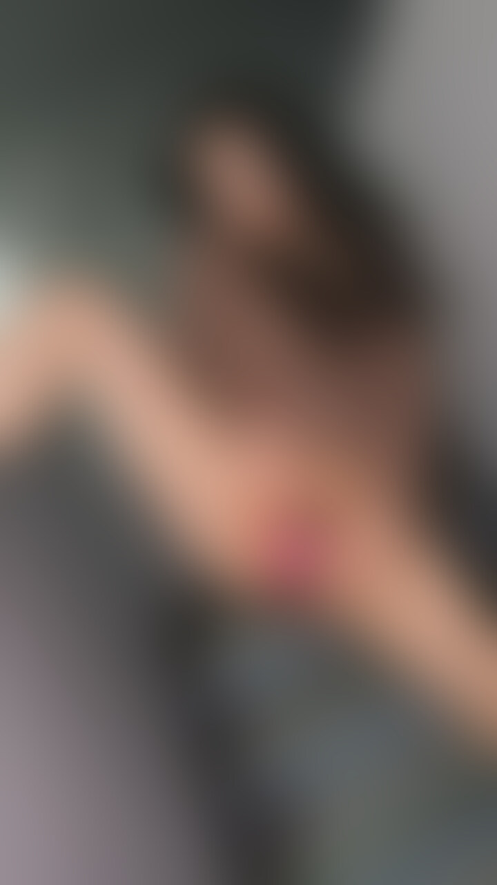 いきなりモロマンで挑発されてシコらされちゃった僕12「パンティでチンチンをシゴキたがる魔痴女」本作は実話で、危険が伴ったため防○○○の意味を込めてスマホで録画いたしました。
自室に戻ろうとマンションの非常階段をもどっていたら、いきなり頭のおかしいお○○○さんに絡まれました。
いきなりワンピースのスカートをめくって紐パンを見せつけてきたんです。
食い込ませてこちらのビビった反応を楽しむかのような痴女めいた笑顔です。
しかもお○○○さんスリムで美乳で超美形なのに、仕事でストレスがあるかなんか知りませんが痴女行為に陥っているらしく、こんかいこのマンションに潜入していきなり痴女られてしまいました。
困るほどのエロい見せ方で、不可抗力でこちらの勃起したテントをみつければ
いきなりズボンを脱がせてチンチンをおもちゃにされました。
不敵な笑顔が嬢様的というか、実在する痴女というか不意にこういうことがあると身がかたまってしまってこちらも抵抗できなくなってしまうもんなんですね。
本作は痴女ファン、人妻風女性ファン、露出魔女性ファンにおすすめの作品となっております。


動画形式　MP4
分数10分08秒
映像サイズ　1920×1080
ビットレート　6000kbps
ファイルサイズ　464MB

※利用規約に基づいた作品であり、違反する内容ではありません。
※撮影が許可されているイベントを通常の方法で撮影したもので○○○の作品ではありません。
※登場する被写体は協力者です
※内容はあくまで作品つくりのためのフィクションです
※モデルは全員○○○以上で年齢は確認済みです
※違法なデータではありません。
※作者作品の動画及び画像の転載、転売、公開等、二次使用を一切禁じます。

■商品に関しての注意事項
●動画ファイルは、動画再生ソフトにてご覧頂けます。スマホ再生可能ですが、自己責任でお願いいたします。
●動画は個人でお楽しみください。転載、二次使用はお断りします。
有償・無償を問わず、購入された写真画像・動画を第三者への送信、販売、頒布、もしくは貸与等、著作権法上の私的利用の範囲を超えて利用することを禁止します (2/2)