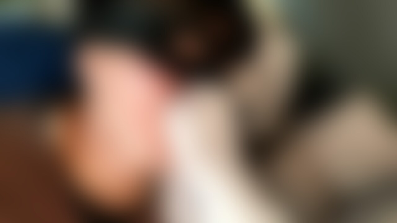 モデルさんは20歳以上でAV新法遵守しています。
さなちゃんのボロボロ汚ソックスを顔面に押し当てられ匂いを堪能したフェチ男
今回はまたまたさなちゃんの私物で、撮影の為に履きつぶしてくれたくっさーい、穴空きの靴下を使用。
テレビを見ながらくつろぐさなちゃんの足の裏には常にM男の顔面が。
鼻に押しつけてグネグネ匂いを染み込ませています。
呼吸をする度に足裏の香りが漂い、右足の次は左、また右足とずーっと顔面にはソックスで踏まれまくり。
とにかく美脚なさなちゃんの足の裏を嗅いで陶○○○するM男さんでした。 (2/2)