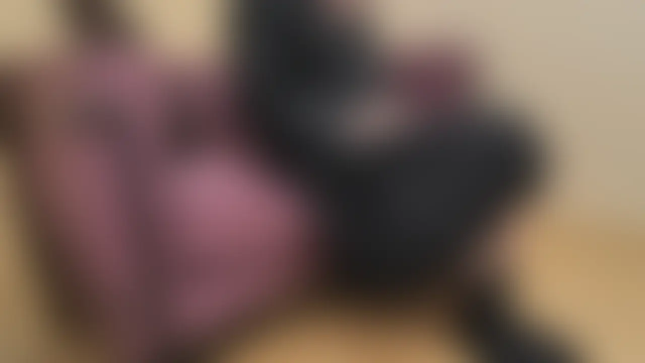 卒業式当日にハメ撮りした作品です。
巨乳で黒髪ボーイッシュ、女子からモテるタイプの女子バスケ部主将を、制服姿のまま犯した。
普段は後輩を引っ張る頼れる主将として振る舞っていた子が、チンポで突かれ続けると徐々にアヘ顔を晒し、理性が飛んで何度もイキ狂うようになっていった。
「こんな顔、後輩には絶対に見せられない…」って言いながらも、奥を抉られるたびに体を痙攣させてイキ果てる姿をしっかり記録した。
女子バスケ部関係者の購入はご遠慮ください。 (2/2)
