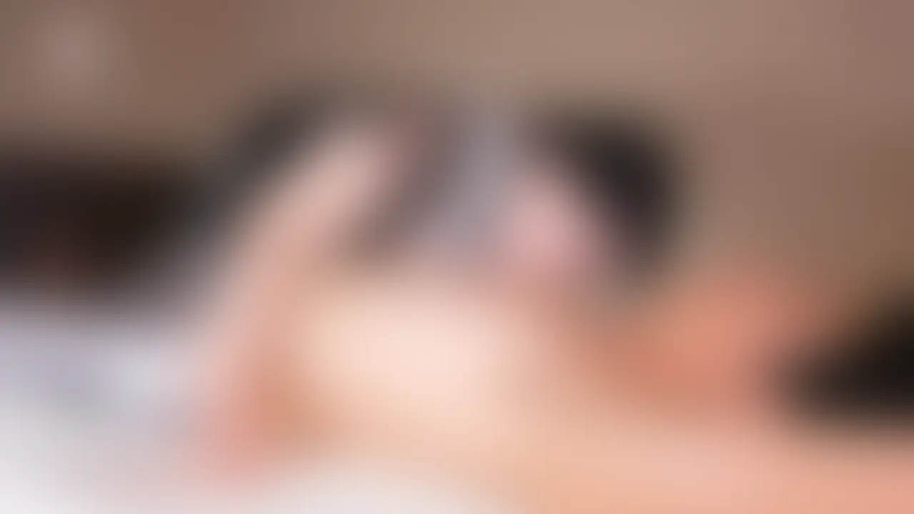 ご奉仕メイドさくら唾吐き12発!乳首舐め噛み顔舐め接吻寸止め手コキ
ご奉仕系舐めずりメイドのさくらちゃんが、
乳首舐め噛みや顔舐め接吻をしながら
M男の勃起ちんこを寸止め手コキしちゃいます。
唾吐き回数は12発です。
乳首舐め噛み顔舐め接吻寸止め手コキへと続きます。
唾吐き回数は12回です。
キスしながら、鼻フェラしながら、乳首を舐め噛みしながら、
手コキでM男の勃起ちんこを翻弄いたします。
唾液の匂いとデカベロの柔らかい感触、
乳首舐めの快感、乳首噛みのキョーレツな刺激、
あらゆる方向から迫り来る興奮のプレイと手コキが重なり合って
とんでもない快感が股間に走りまくるのです。
かなり締まりが良い、まさに手のひらが名器と言える
さくらちゃんの手コキテクが満載です。M男の勃起ちんこを根本から竿、
そして亀頭の先っちょまで、すぐにイカせるスピードではなく、
ゆっくり、ゆ〜くりと撫で回すようなスロー手コキです。
M男も発狂しまくりの快感でした。イクこともできず、
ただひたすら気持ちいい興奮の中、さくらちゃんの大きくて丸いお尻が
M男の鼻と口をがっつり塞ぐ顔面騎乗も施されます。
股間の匂いと感触をたっぷりと鼻と口で味わいながら
受けるスロー手コキの発狂快感をお楽しみください。
乳首舐め噛みや顔舐め接吻、顔面騎乗されながら
締まりの良い手コキで寸止めされたい、
そんな唾液フェチ手コキ好きなM男の貴方だけにオススメです。
1920*1080
11:04
852MB
.mp4 (2/2)