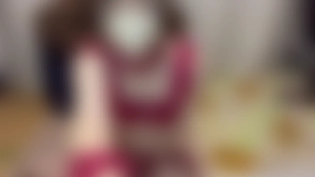 ムチムチ女子のおまんこ見せびらかしオナニー🫣💕

バイブでおまんこを刺激したらすぐにヌルヌルになっちゃった💦
パンツにえっち汁が染みて恥ずかしかった/////♡

そしてトロトロになったアソコにディルドを挿入🍌💓
グッポリ根元まで咥え込んでます💕💕

アソコの色も良く分かるえちえち動画になってます💓
是非見てみて下さい🌸 (2/2)