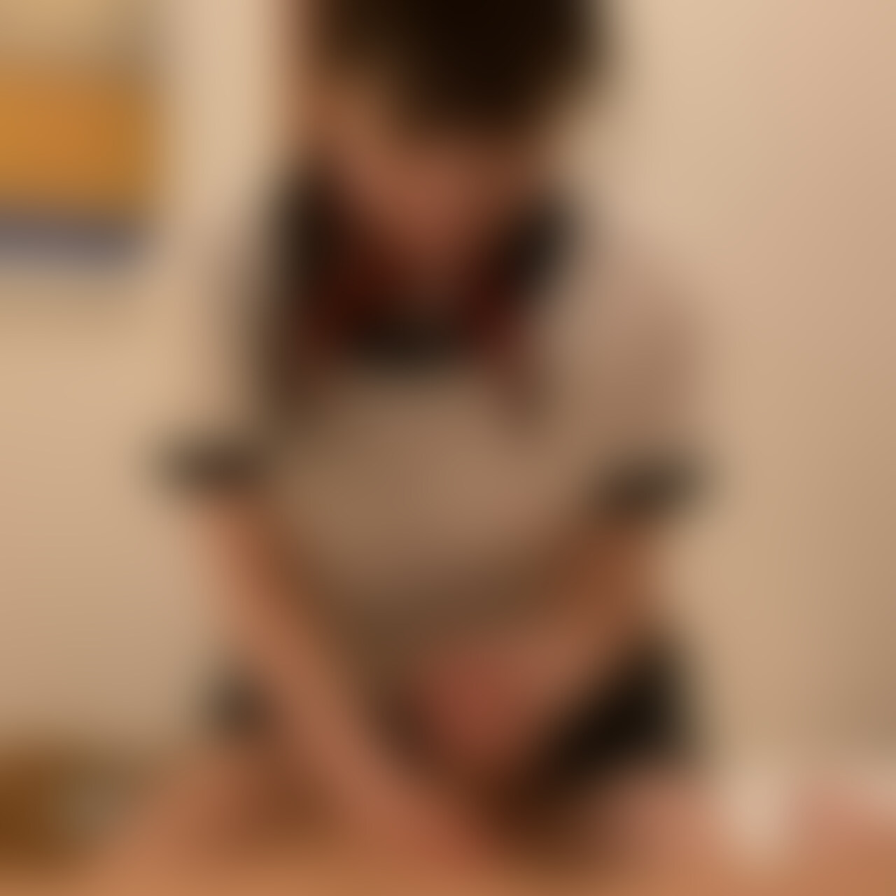 六本木メンズエステ・オイル手コキ・よだれまみれ&顔面騎乗位コース【桃瀬心緒(22歳)2回目】
┈┈┈┈┈┈┈┈┈┈┈┈┈┈┈
🙏みなさまにお願い🙏
「いいね」をたくさんもらえると投稿頻度を増やす励みになるのでぜひ♡を押してください!
┈┈┈┈┈┈┈┈┈┈┈┈┈┈┈
六本木にある45分12,000円のメンズエステで桃瀬心緒(ももせみお)さんを再度指名!
▼前回の動画
六本木メンズエステ・オイル手コキ・鬼乳首責めコース【アイドル級・桃瀬心緒(22歳)】
前回、アイドルかと思うほど可愛すぎた桃瀬さんが忘れられず、翌日にまた予約してきましたw
「連日で大丈夫でしたか?」と聞くと「めっっっっちゃ嬉しいです」と言ってくれた桃瀬さん。アイドルの握手会に行く気持ちが何となくわかりましたw
今回は贅沢によだれまみれ&顔面騎乗位というダブルコースを予約。2日連続で来た&ダブルコースを申し込んだ、ということで、顔と名前を覚えてもらう戦法です。
桃瀬さんはよだれを出すのがとにかく恥ずかしいらしく、しきりに「恥ずかしい!!」と連呼しながら、よだれを垂らしてくれましたw
桃瀬さんのよだれは粘度がとっても高く、乳首についても口元からよだれが離れず「ねとー・・・」としており、大変エロかったです・・。
もちろん僕の大好きなよだれ口移しもしてもらい、しっかりと桃瀬さんのよだれをごっくんしてきましたw
ちんこによだれをたっぷりつけてしごかれていると、すぐにイキそうになってしまったため、顔面騎乗位をお願いすることに。
桃瀬さんのパンツからは柔軟剤の香りと女子特有のほのかにツンとする香りが香って、ガンギマリしてしましたw 一心不乱に匂いを嗅いでいるときも桃瀬さんは「イヤだイヤだ!!」と恥ずかしがりまくってましたが、無視して嗅ぎ続けてやりました。
最後の方、鼻がパンツの真ん中らへんに当たるたびに「ん・・んっ・・・」という声が聞こえたのですが、ちょっと桃瀬さんもエッチな気分になってたのかな?
少しずつ距離を詰めて仲良くなって行ければな、と思っております。 (2/2)