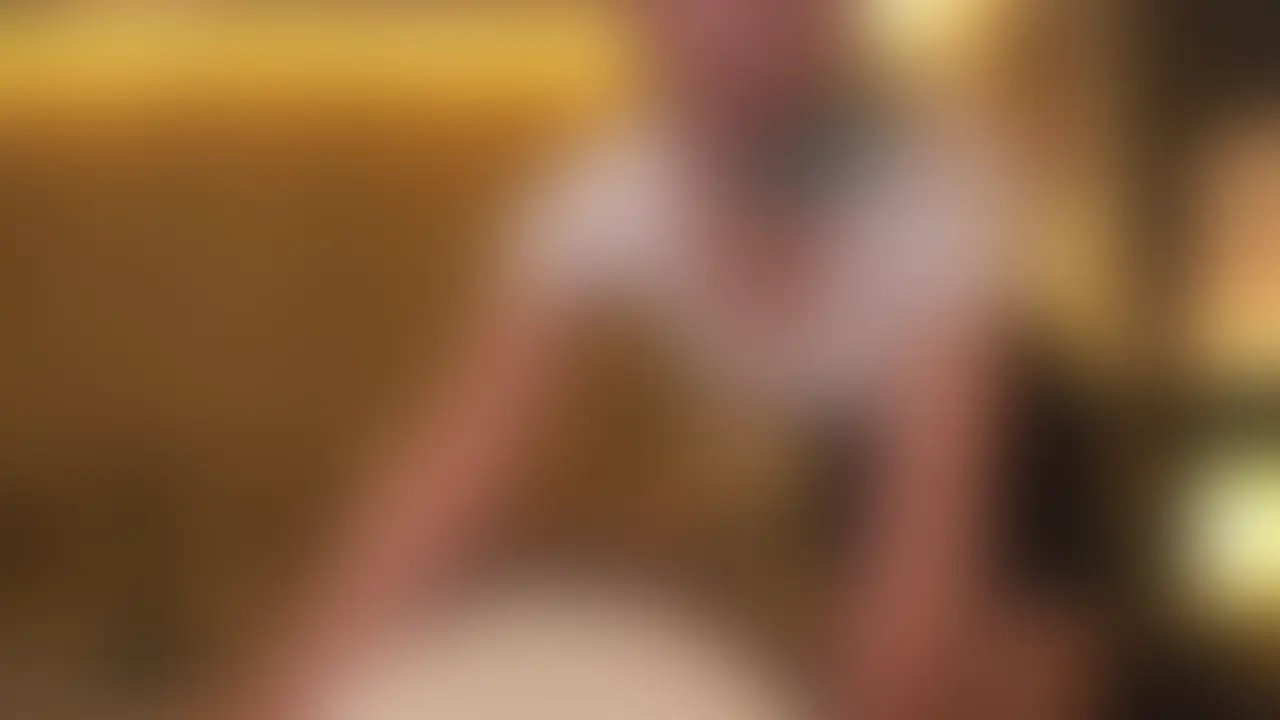 *動画では顔出ししています🥰
乳首責めたっぷりのメンズエステ作品!
【匿名度AAA:完全匿名!】ダンスインストラクター@中目黒/高身長グラマラスボディ(27歳)/むっちり爆乳Hカップ/軟体しなやかプロポーションの妖艶アラサー美女/谷間をチラ見させながらフェザータッチ誘惑/オイルでテカテカになったM男乳首を爪カリ/布越しの舐め焦らしで生殺し乳首がカチカチ/涎まみれにした乳首をバキューム吸引/乳首シックスナインで相互愛撫/だらだら我慢汁いじりで寸止め地獄/スパイダー騎乗位でチクビ喰い/脳汁ドバドバでMちんぽを完堕ちさせるヌルヌル高速ピストン
トリハダもんの乳首責め💕
こんにちは、ど素人ポルノ@麗子です。
今回のAVごっこは
中目黒のダンススタジオ💃で
インストラクター
のお仕事をされている
お友達のMちゃんのえち動画🔞です。
優雅でしなやかな笑顔と
レッスンウェアがむちむち💗に弾ける
Hカップ😍のグラマラスなボディで
男性受講生👨🦱を爆増させてる
Mちゃんですけど
生徒を優しく導く
清楚で優しい印象なのに
実はエッチ💋になると大胆に豹変しちゃう
変態どすけべちゃん…💗
そんな見た目がチグハグで
変な気を起こす男性を量産しちゃう
清楚なダンスインストラクターちゃん
そんな彼女には今回、
近年爆増中の「チクビ敏感M男」を
フェザータッチ👋やカリカリ責め…
乳首舐め👅スパイダー騎乗ファックで
ゾクゾク💓させながら癒しちゃう✨
特化型のメンエス嬢になってもらって
痴女施術💋を楽しんでもらいました。
「ニップルマッサージ始めていきますね♪」
男性客の身体に密着したしたシャツ越しに雄乳首をフェザータッチ👋するMちゃん。
直接指でタッチ👆したり、舌で舐めた👅あとはチックスナインで互いの胸を愛撫しあいます💗
彼の下腹部を覆っていたタオルを外すと怒張したペニス🍌がドーン❗
先っぽから滲むガマン汁💧を指ですくいとって弄ぶと、
両乳首イジり🤏と陰茎舐め👅を一度に刺激する三点責めが炸裂。
顔面騎乗やシックスナインで互いに気持ち良くなると、
ペニス🍌にまたがりオマ●コでしごきあげる施術が登場。
「おっきいオチ●ポ…。硬くてすっごい気持ちいいです」 (2/2)