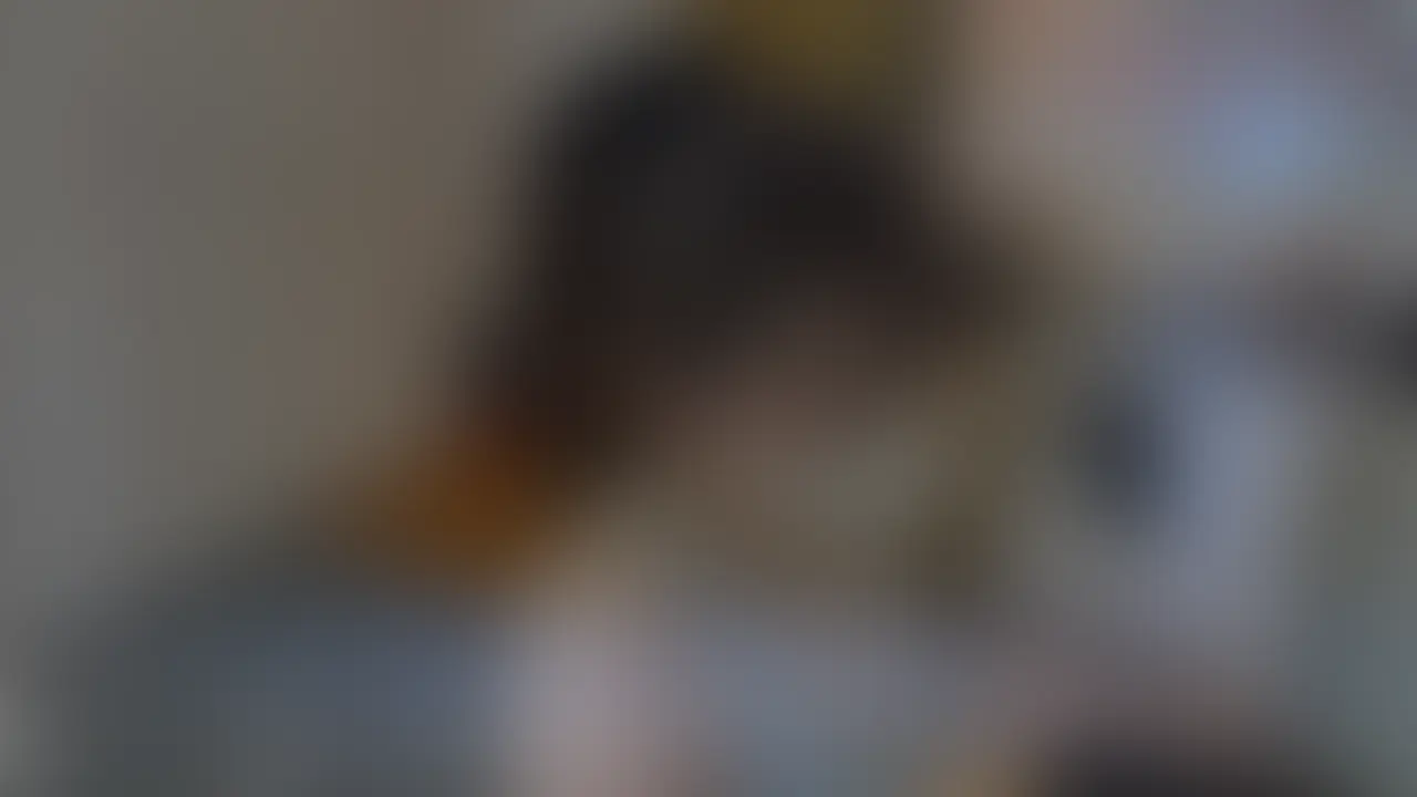 【premium】
CKのTバックでたっぷりの尻肉をブルンブルン揺らしながらのエクササイズ……から、汗だくのセクササイズへ。生活感たっぷりの部屋に置かれた一台のトレッドミル。
お腹のぷよつきが最近気になって、清水の舞台から飛び降りる覚悟で買ったんです。アラフォー人妻歴3年目、加齢で重力に負けていくお肉を、何とか引き締めたい……!
そんな真面目な気持ちで走り始めたはずが、不倫相手が来たら一瞬でペースを奪われました。気づいたらCKの下着だけに・・・。
尻肉を激しく波打たせながらトレッドミルを走らされ、息も絶え絶えに喘いでいるうちに……そのままトレッドミルの上で繋がっちゃいました。熟れたお尻を掴まれ、後ろから奥まで突き上げられるたびに、Tバックは食い込んで、汗と愛液でぐしょぐしょ。
案件でいただいたオナホで不倫相手を濃厚フェラ&射精させたのに、すぐに復活した硬いチンポが、私の疼く熟マンコにずぶずぶ挿入されて……もう理性なんて吹き飛びました。旦那じゃ絶対に満たせない欲求を、たっぷり発散できる最高の不倫タイム♡
最後はしっかり中出しされて、溢れる精子がトレッドミルに落ちて壊れないよう、手のひらで必死に受け止める始末……。いい汗、かきました♡
……というか、汗と精液と愛液でぐちゃぐちゃです。アラフォー人妻のリアルな欲情と、背徳の汗だくセックス。
全部、しっかり見届けてくださいね。 (2/2)