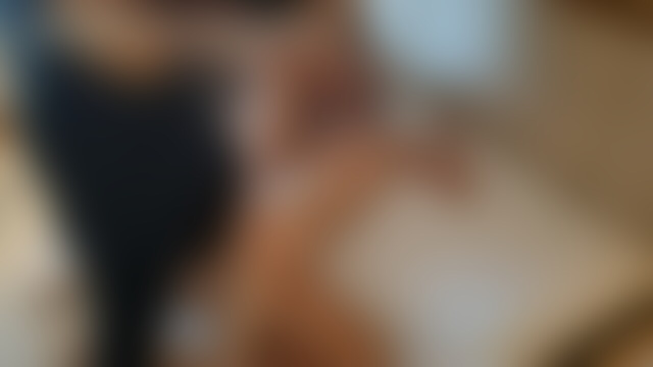 一人目のデカチンさんとのセックス…
なんとLサイズでも窮屈というサイズの持ち主…
アキお気に入りのリピーターチンポ
このチンポ好き…
と声を漏らすアキ。
入れられながらヨシの手を握りしめ目の前で痙攣しながらイク…
好き勝手にされるアキ…
おいおい、大丈夫か? (2/2)