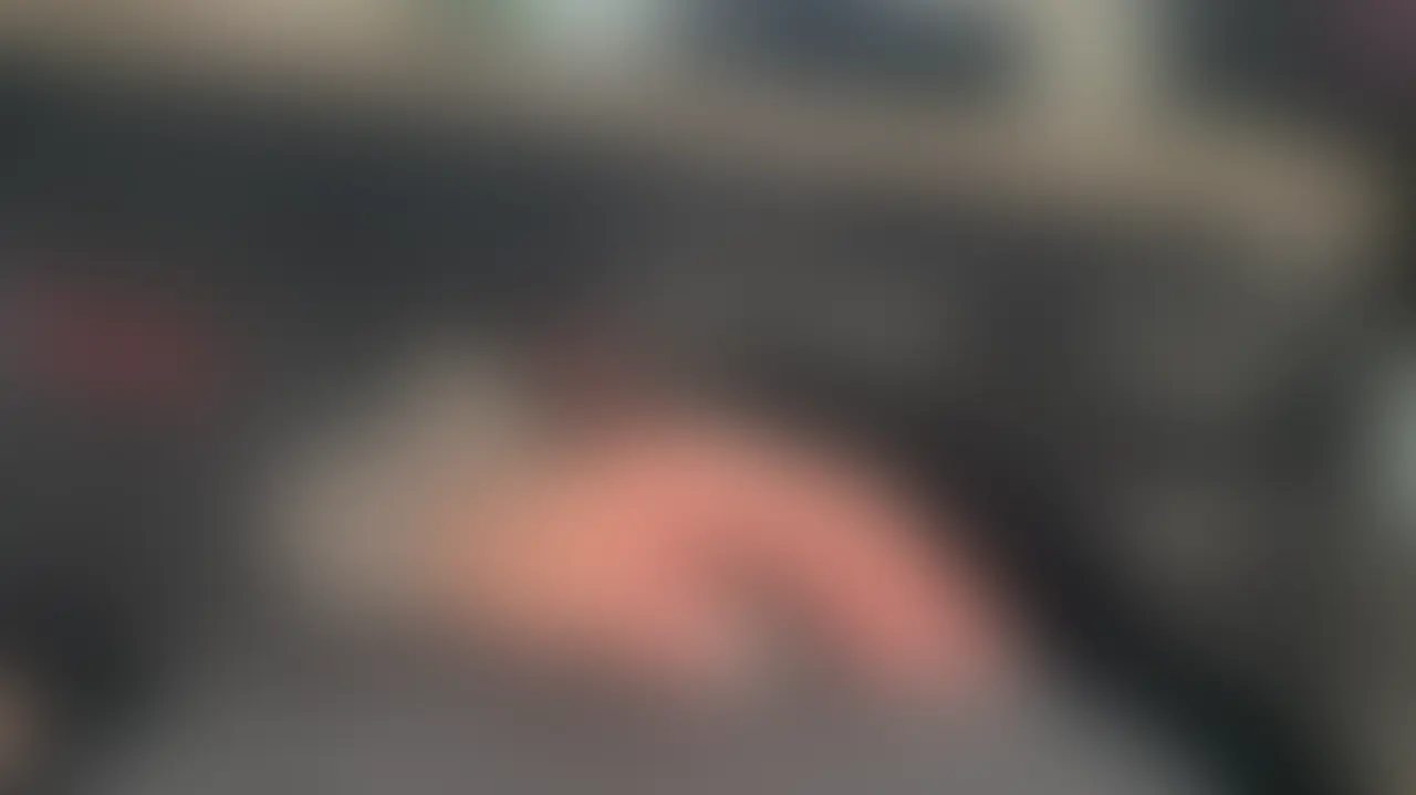 家族がいない時間の夫婦ってこんなことばっかしてるんじゃないんですか？笑
少なくともうちはこんな感じです♡

乳首カリカリ、ちんちんすりすりして遊んでたらムラムラしちゃって...♡ (2/2)