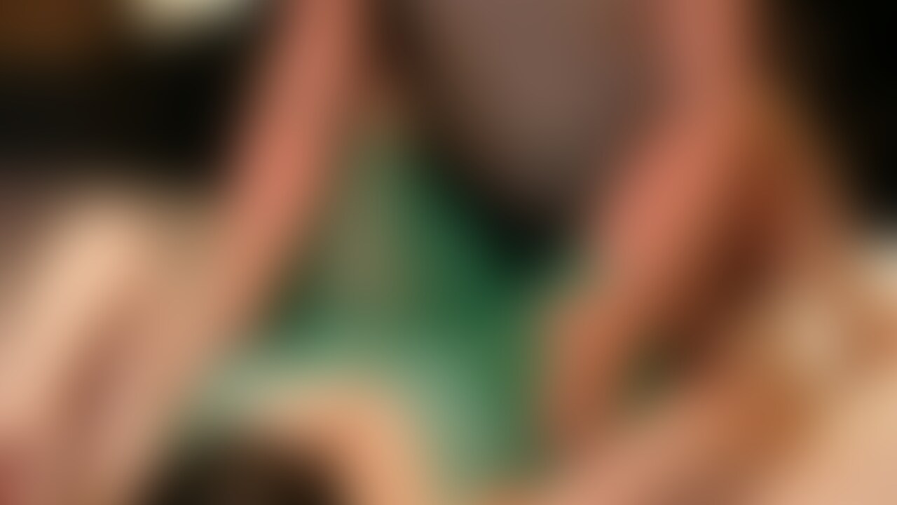 巨乳人妻がセクシーランジェリー着ての着衣セックスです。揉まれる巨乳が柔らかそうでしょ?パイパンマンコに大量射精されちゃいます (2/2)