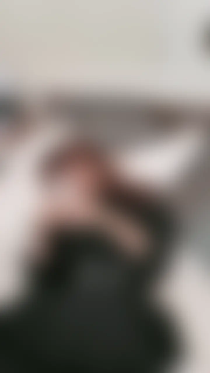 右上のいいね押してから見てね🥰

今回は地雷系OLのひなが後輩くんにわからせられちゃう！？
眠くてなかなか撮影を始めないひなに痺れを切らした後輩くんが勝手にひなの体を使って…🙂
イラマとかバックでガンガン攻められちゃいました💕 (2/2)