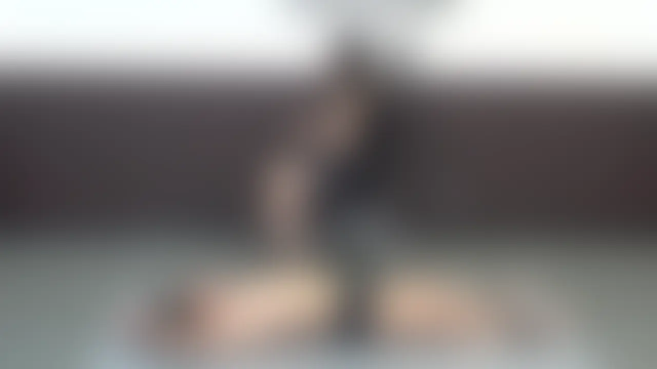 OLがハラスメント部長にろうそくで反撃。
OLは部長に「あなたがハラスメントをした罰を私が与えるフフフ」。
OLはロウソクに火をつけ、その蝋を部長の体に垂らして笑う。
部長は蝋の熱さにもがくが、
OLは彼に顔面騎乗して彼の動きを止める。
ついには彼の下着を脱がしてちんこに蝋を垂らし始める。 (2/2)