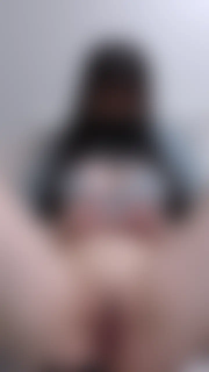 【大量連続イキ潮吹き】罰ゲームで10分間イかされ吹きすぎて大変なことに…
この動画は昨日の続きですっ!!
ものすごいことになってしまったので超濃密えちえちコース会員さん限定で公開します💦💦
5分間シミを作らず我慢するゲームに惨敗してしまったかのん…………
皆さんお待ちかね?!の罰ゲームです😵💫😵💫
厚めのスポーツウエアの上から当てられて必死に我慢してもイかされていっぱい吹いてしまったのに
クリブラシで直接クリを磨かれて耐えられるはずもなく、、、、、、、、
無限にクリイキの連発でずっとガクガク痙攣しぱなっし💦
そして、、、、、過去最高に吹きました🫣🫣
潮吹き好きな人、イクの好きな人、絶対見てほしい……………💓💓
カメラにお潮かかりすぎて途中動画少し途切れてます💦
実は見てもらったらわかるんだけど
カメラ拭いてる間、タイマー止めてたのを罰ゲーム再開したときスタートし忘れててタイマー動いてなくて実質12分くらい罰ゲームされてる、、、、😭😭😭 (2/2)