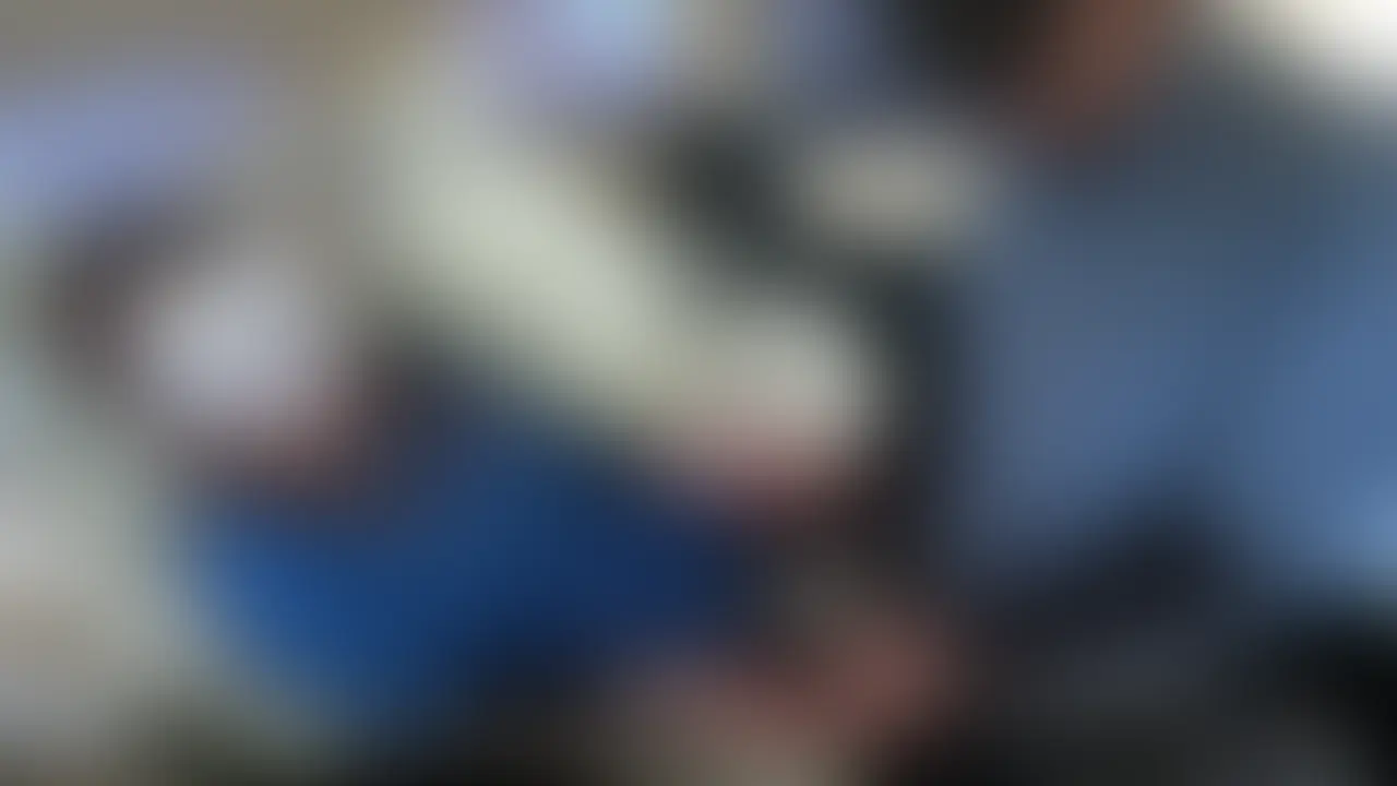 もうやめなきゃいけないのに——
旦那からの連絡でさえ刺激になって、
激しく求めるほど体が熱く震える💦
車内という密室で抑えられない衝動が爆発する瞬間❤️ (2/2)