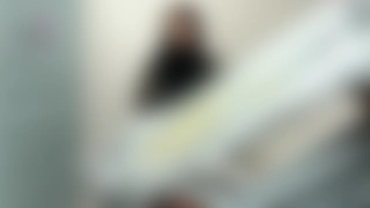 【下着紹介】モ貫通!?茶色染み1?25歳るいちゃんの激臭パンツを4連紹介! (2/2)