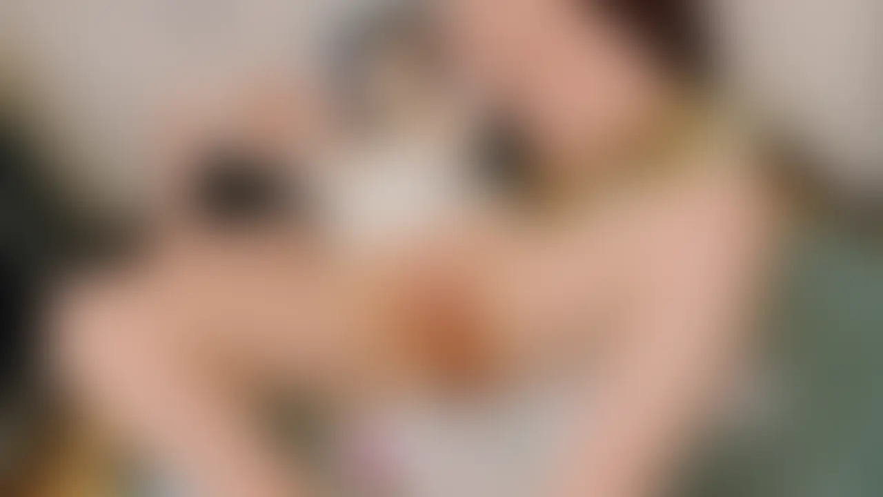 ご主人様へのメイド服ご奉仕……のはずが、大パニックです🥺💦
秘密のアイテムを使ったら、逆に奥深くまで何度も何度も責められて、理性が飛んじゃうくらいのとろけ顔に……。
限界突破で、大雨を降らせちゃう数秒前……っ！
私がめちゃくちゃにされる一番えっちな続きは、フル版限定の秘密です。
絶対に後悔させないから、最後まで見届けてね？✨ (2/2)