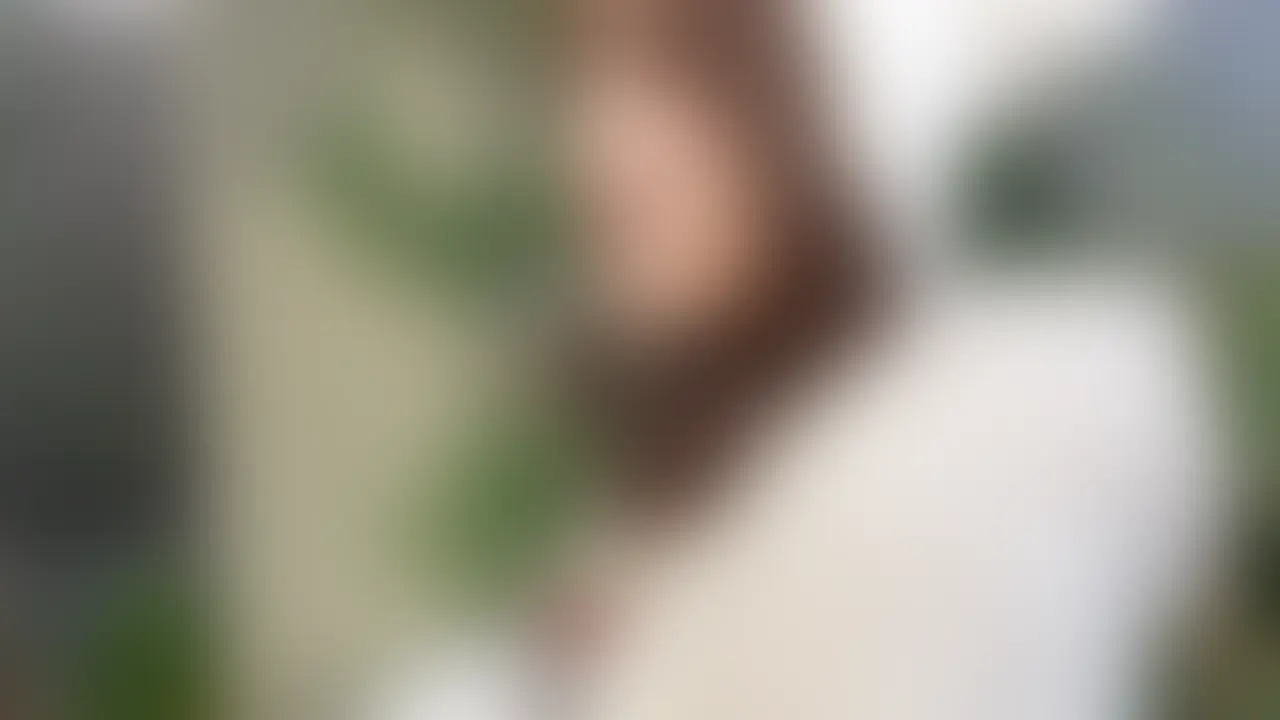 "完全顔出し"女優やタレントのヘアメイクをしてる彼氏持ちスレンダーお姉さんと中出しNTR密会
(本編1:41:02)
ーーーーーーーーーーーーーーーーーー
三上◯亜似の彼氏持ちスレンダーお姉さん。
本業は女優やタレントを担当しているヘアメイクさん
たまに着付けの仕事をしたりと多彩で器用。
彼氏とはとても仲良しでこの日も友達と遊ぶって嘘ついて家の近くまで車で送ってもらったらしい笑
会話の感じとか距離感がなんかえろいんですよね、、案の定自分からま◯こ広げたり美味しそうに咥えたり。
身バレが怖い仕事をしてるのにバレたらバレただー!ってかなりマイペースなところも好感もてる
もちろん最後はたっぷり中出し。事後アイコスでまったりしてカメラ無しで2回戦。
膣内に精液溜めたまま迎えにきた彼氏と帰っていきました。。 (2/2)