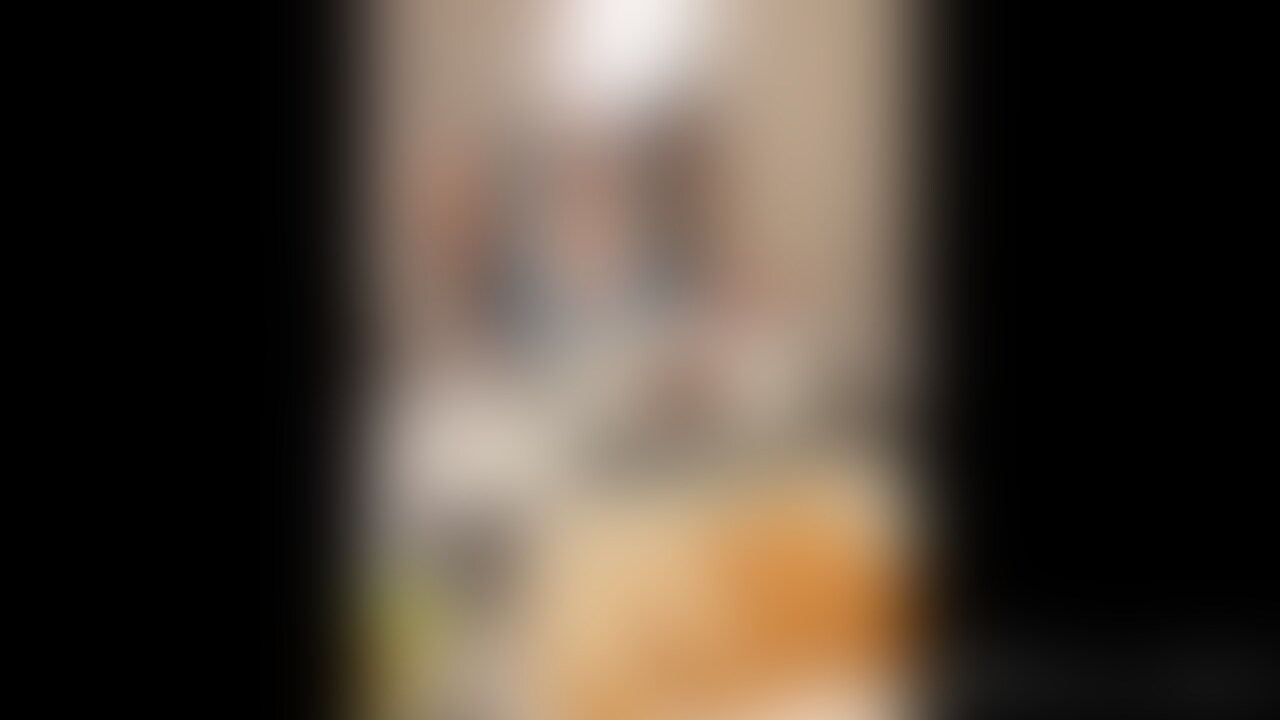 ねえ、今夜はどんな気分?!
ディナーの準備は下着にエプロンでムラムラさせちゃうの💕
♥️エプロンのリボンをきゅっと結ぶたびに、心の奥がざわめいて、、、じっくり煮込んだビーフシチューの香りが部屋に広がって、
グラスに注いだワインを軽く揺らしながら、
あなたの視線を感じてる♥️「ねぇ…今夜はどんな気分?」
もしかして私のこと…じっと見てた⁉️💙
熱々のシチューをひと口味わうと、口の中でとろける贅沢な時間
「もっと食べたい?」なんて、少し意地悪に聞いてみたら、、、
グラス越しにあなたを見つめると、ちょっとドキドキしてきちゃった、、、料理もいいけど、今夜は…もう少し刺激的な夜にしてみない?
私のあ◯こはずっと濡れ濡れだからキッチンで後ろからいきなりでもいいんだからね❤️ディナーの後はもちろん沢山楽しませてもらうわよ❤️今夜は、ゆっくり…甘く…大人の時間を楽しみましょ♥️ (2/2)