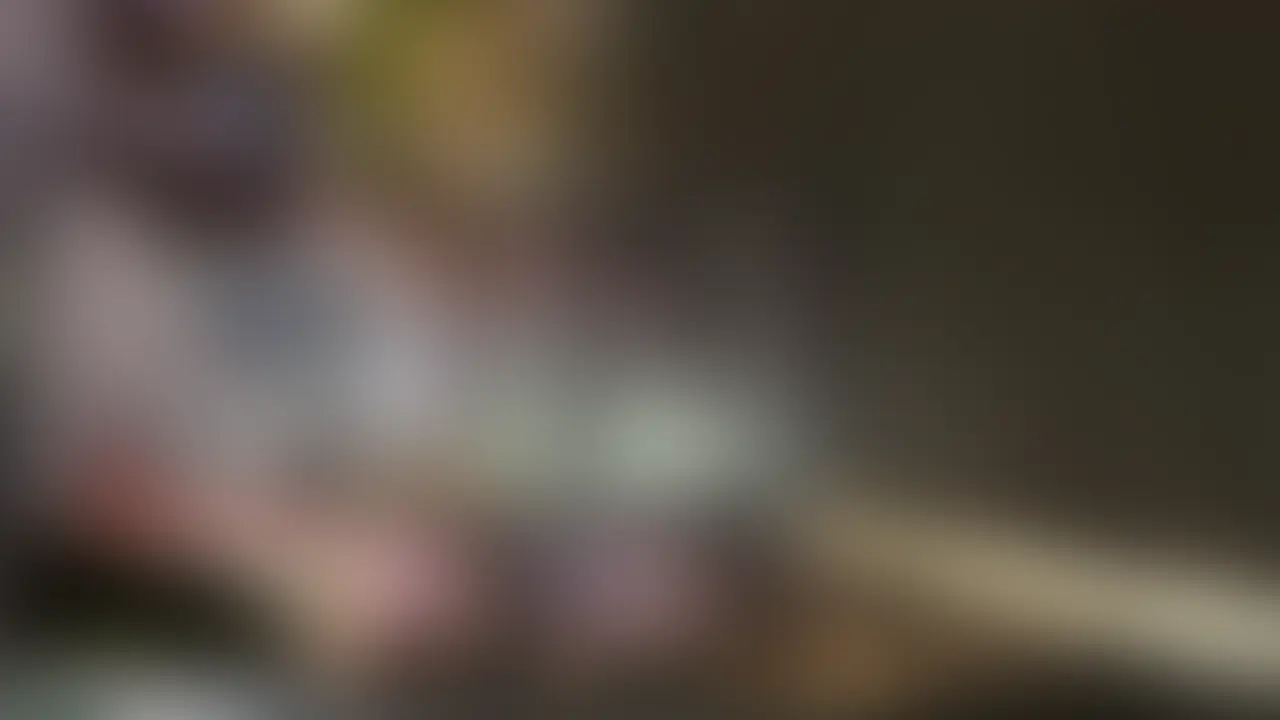 【顔出し】ハロウィンで捕まえたスレンダー美女とコスプレ本気交尾
ハロウィン当日の夜、雨の中でひときわ目を引く、ポリスのコスプレをしたスレンダー美女と出会いました。
1人で寒そうにして立っていたので、ダメ元でナンパしてみると、どうやら友達と待ち合わせをしていたものの、雨のせいでなかなか会えず困っているとのこと、、
「外で待ってても寒いし、友達が来たらそっち行けばいいから、それまで暖かい室内で一緒に雨宿りしよう」と打診すると、少し戸惑いながらも頷いてくれて、無事お持ち帰り成功。
エッチな女性警官を見事逆逮捕です笑
ハロウィンの夜でコスプレをしている女の子は珍しくなかったが、彼女の衣装は露出が多めでかなり“攻めた”ポリスコスプレでした。
絶対変態で性欲強いだろと期待を膨らませながら家へ連れていきました。
室内に入ると雨宿りだけのはずでしたが、我慢できずすぐに襲ってしまいました。
すると予想通り、その子もそのつもりだったかのような勢いで身体を預けてきました。
そしてコスプレの下はまさかのノーブラ。布を少しずらすと綺麗な乳首がすぐ見えました。これでこの女は絶対sex大好きだなと確信笑
濃厚なキスから始まり、その後乳首舐めやフェラを存分にしてもらったのですが、彼女が長くて柔らかい舌をしていて、そのベロに沢山の唾液を絡めてしてくるキス、乳首舐め、フェラは本当に極上でした。
挿入すると感度もすごく良くて終始大きい声でずっと喘ぎまくってました。
見た目はスレンダーでクールめだけど、実際はかなりのドMで、持参していた手錠で逆に拘束して犯してあげると嬉しそうに感じちゃっててエロかったです笑
気づけば彼女も友達との予定を忘れてしまうほどに熱中していて、結局外が明るくなるまで合計4回戦抱き合ってました。(毎回中出し)
・雨の中で出会ったスレンダー美女の大胆なポリス姿
・クールな見た目からは想像できない無邪気で変態な本性
・距離が縮まるにつれて露わになるギャップ
そんな、ハロウィンの偶然が生んだ“忘れられないエロいひととき”を1時間以上収めています。
また、本編は【全顔出し】です。
ぜひご覧になってみてください。 (2/2)