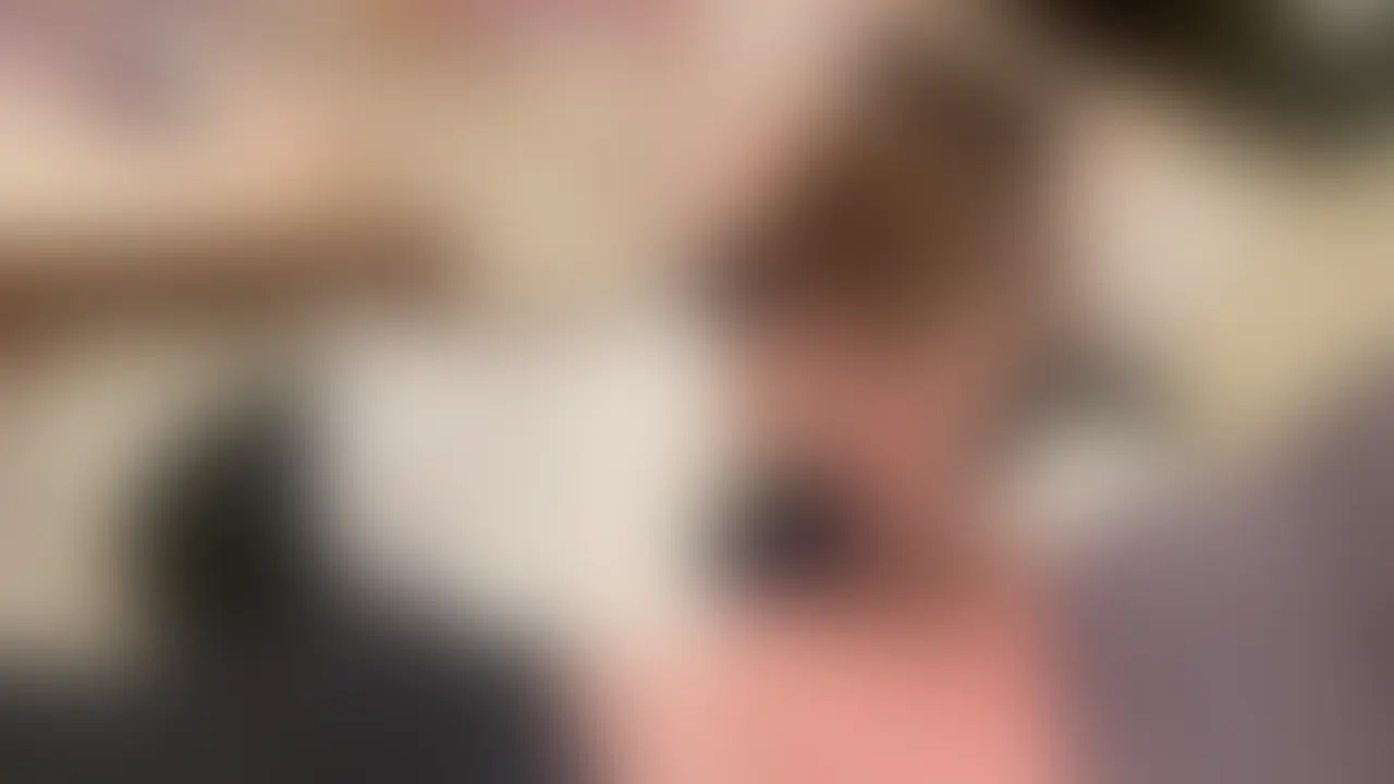 ホテルでセックスした後なのに帰り際にしゃがみこんでチャック下げられて息子をまたたたてそうとする素人娘‼️要望通りはめてやりましたよ‼️最後は中出し‼️ (2/2)