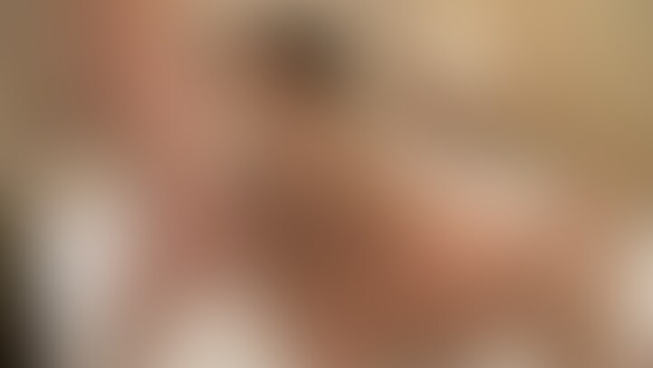 正座で「お願いします、チンポ入れてほしいです」と懇願する女。
普段は教師をしているそうだが、相当の変態M女だ。
首輪をされてバイブを突き刺されたまま、
室内を四つ這いで歩かされる。
ご褒美のチンポを挿れてもらうと「いただきます…」と腰を動かし、
絶頂に近づくと「イッてもよろしいでしょうか」と尽き果てる。
「変態な先生でごめんね」絶叫しながら、
なんどもイキまくるのだった。 (2/2)