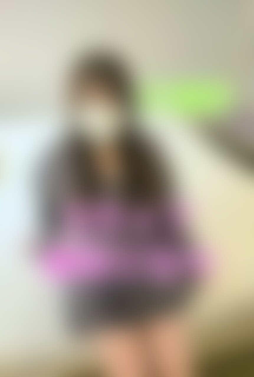 生ハメ32　初撮影！ドタキャン女子を横取りナマハメしたら想像を超える巨乳美女に大量ザーメンをぶっかけました！

この日はホテルで撮影準備をしていたら、｢すみません😢⤵⤵生理になってしまったのでまた別の日にお願い出来ますか？｣と何とも切ないラインが。
期待に股間を膨らませていたおじさんは、このまま帰る訳にもいかず、仕方無く繁華街に獲物を見つけに行きました。暫く徘徊すると駅ビルの入口にミニスカの可愛いらしい女の子が一生懸命スマホをいじって立ったいました。待ち合わせの輩にドタキャンされた女の子だと直ぐに察しがつきましたので、カメラを隠して突撃します。適当に話しをして難なくホテルへ連れ込み成功！
お部屋で小遣いをちらつかせて撮影の了解をもらってからイタズラ開始！
胸を触ると想像以上の爆乳にビックリ！ブラジャーを取るとど迫力のGカップが出現。初撮影で照れながらもかなり敏感な彼女に初めて見たと言う吸うやつをあそこに当てると、ぬるぬるのあそこにあっという間に全て吸い込まれました。相当気持ち良いらしく、腰を浮かしたり、くねくねしたりと感じている姿は、まさに今回のハイライトシーンになります。　
攻守交代して、喉奥へのイラマチオやフェラをたっぷり堪能し、いつもはゴムハメらしい彼女にそのまま騎乗位でナマハメ開始！。ぐちゅぐちゅのあそこは凄い気持ち良いです。下から揺れるGカップを堪能して、バックやヨコハメから最後は腰を浮かしての正常位から、バレない様に半分中に出してから、身体中に大量ザーメンをぶちまけました！
最後までご覧頂くと事後シャワーシーンのおまけ特典付きです。 (2/2)