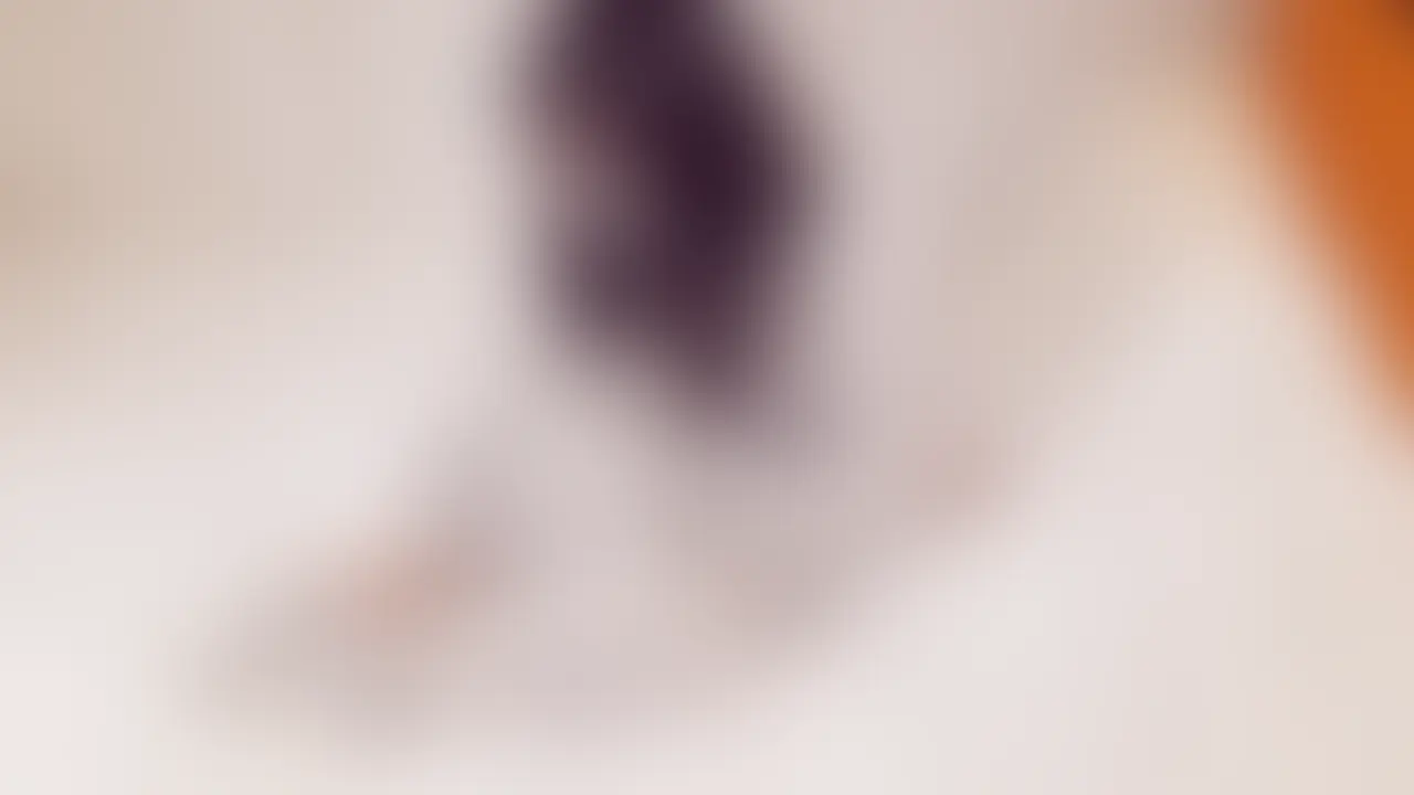 [chika 妄想#001-003] スナックのママが見せた、秘密の朝


なんとなく目に留まった女性がいた。
もちろん、話しかけることなんてできない。
名前も知らない。でも、こうして勝手に想像してしまう——
『もしも、あの子があんな姿を見せてくれたら』って。
これは、“ある中年男の妄想”です。


Chikaは、夜の街で小さなスナックを切り盛りする29歳。
常連には「聞き上手で、笑顔がやわらかいママ」として知られているらしい。
だけど、店を閉める頃にはもう終電もなく、帰るのはいつも難しい。

だから、彼女は繁華街近くのホテルを“もうひとつの部屋”みたいに使っている。
営業を終えてから、ここでようやく肩の力を抜いて、素の自分に戻るんだとか。


…もしかして今、あのビルで、ひとりで淫らなことをしてるのかもしれない。


常連と朝まで飲んだあと、Chikaはひとりホテルに戻る。
ベッドでスマホを眺めながら、ようやく“スナックのママ”を脱ぎ捨てて、29歳の素顔に戻る時間。
寂しさと酔いの余韻が、彼女を静かな衝動へと導いていく。

カウンター越しでは絶対に見せない、もうひとつのChikaの姿。
その夜明け前のひとときが、ここにある。 (2/2)