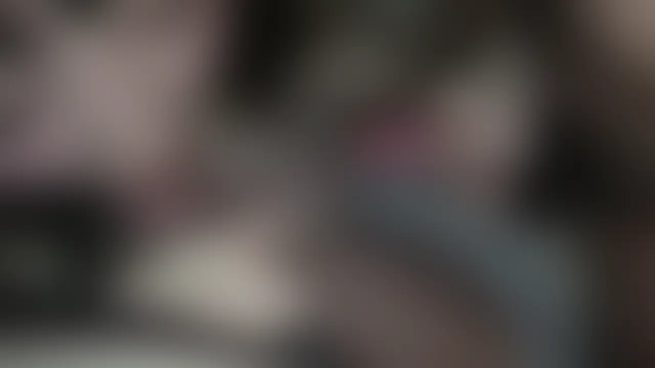 2025年年始めての3P 嫌がるどころか、ノリノリで楽しんでる彼女 ゴムは？と聞くと生で入れたそうに、どっちでもいい♡ フェラ〜の騎乗位編 いちゃいちゃしながらイクところは嫉妬しちゃいます (2/2)