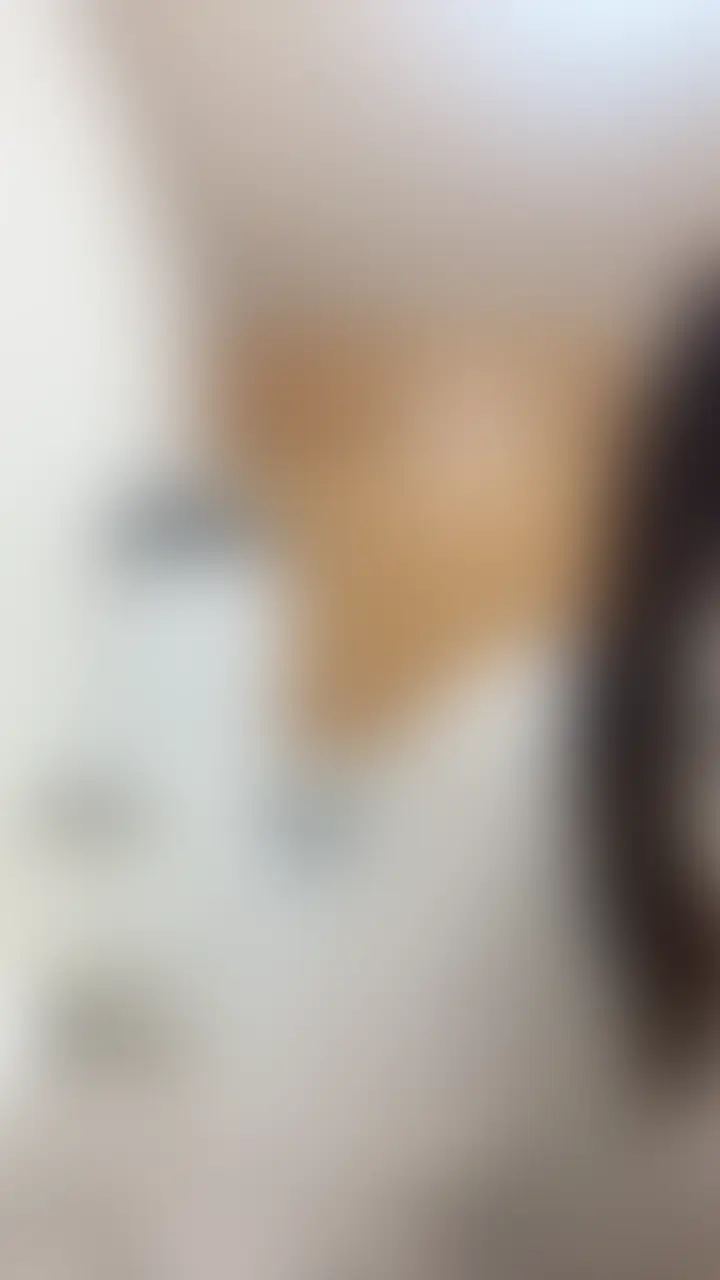 【新着・47分超ロング】自室で制服に生着替えするラクロス部女子大生

部活帰りのラクロス部女子大生を自室でガチ撮り
47分のたっぷり長尺で、リラックスしておしゃべりしながらそのまま生着替えしていきます！制服を脱いだり着替えたり…
途中で制服スカートの中のパンツがチラチラ見えちゃう瞬間も

ラクロスで鍛えた引き締まった脚や身体、素の表情・声・動きを長めにじっくり楽しめます。

リアルで自然な「部活帰りのラクロス部女子大生の日常着替え」です♡
長尺なので、まるで一緒に部屋にいるような没入感を味わってください (2/2)