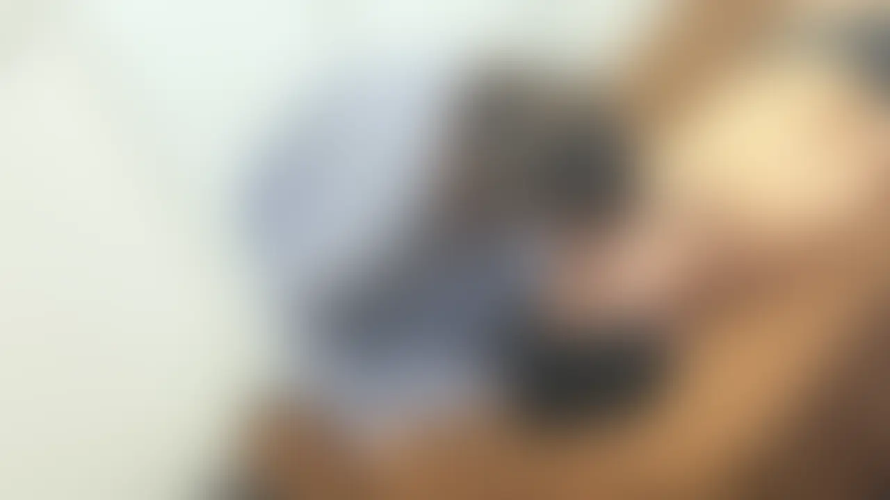 めちゃくちゃにしてあげる❤️ こんな痴女プレー、マジで興奮しない?😈 気になったら、見てみてね
若い女の子による、大胆で過激な痴女遊び。男性の顔を唾液でたっぷりと濡らし、舌で執拗に舐め回します。彼女の挑発的な行動と、されるがままの男性の姿が、倒錯的な世界へと誘います。
激しい痴女プレイに目覚めた女の子。お気に入りの男性の顔を、自身の唾液で満たしていく…。愛情か、それとも支配か。彼女の妖艶な表情と、ねっとりとした舌使いにご注目ください。 (2/2)