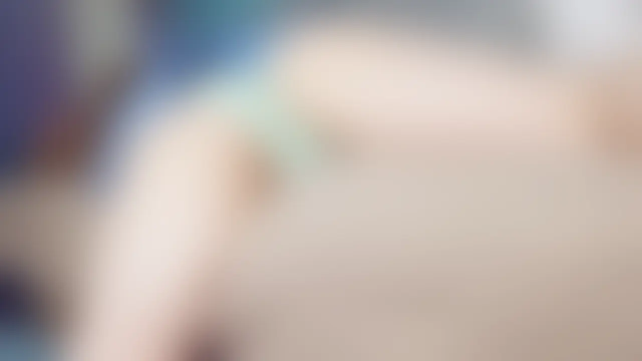 [ai 妄想#014] ダンスレッスンのあと、ソファに体を預けてぼんやりする夜


ai、20歳。
地方を拠点に活動しているアイドルで、ダンスや撮影のレッスンを重ねながら日々活動している。

この日はダンスレッスンを終えて帰宅した夜。
体を動かしたあとの疲れが残るまま、ソファに体を預けてそのまま休んでいる。
まだ着替える前のまま、何も考えずにぼんやり過ごす時間。

静かな部屋の中で、ゆっくりとほどけていく一日の緊張。
外では見せない自然な姿で、体を休めながら過ごすひととき。

ダンスを頑張った一日の終わりに訪れる、
ai の静かなオフの時間。 (2/2)