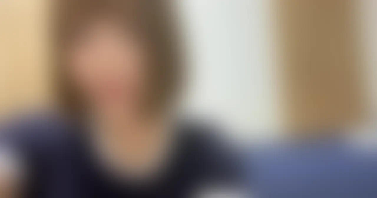 巨乳女子の自撮り エロMAX解説
はあ…♡ 画面に映るのは、圧倒的な存在感を放つ超巨乳美女。
彼女は一人きりの部屋で、スマホを固定して自撮りモード全開。
柔らかくて重たそうなKカップ級の爆乳が、ブラウスや薄いトップスに包まれながら、ゆさゆさ揺れてるだけでたまらない…。
彼女はカメラをじっと見つめながら、ゆっくりと服を脱ぎ始める。
ブラを外した瞬間、ぷるんっ! と飛び出してきた完璧な形の巨乳。
ピンク色の乳首はすでに硬く尖ってて、彼女自身の手で優しく揉みしだかれるたびに、甘い吐息が漏れる。
「んっ…あ♡」って可愛い声がエロすぎる。
指先で乳首をコリコリ捏ねながら、もう片方の手はゆっくり下に滑り落ちて…パンツの中に忍び込ませる。ぬちゃぬちゃという湿った音がマイクに拾われて、視聴者の股間を直撃。
彼女の瞳はとろ~んと溶けていて、カメラに向かって「見てて…私のオナニー…♡」って言ってるみたい。
クリトリスを激しく擦りながら、巨乳を自ら顔に押しつけてモミモミ。乳首を舌でべろべろ舐め回す自己サービスに興奮MAX!
腰がビクンビクン跳ねて、愛液が太ももを伝うほど濡れまくってる。クライマックス近くなると、彼女は脚を大きく広げてカメラにマ○コを晒す。
指を2本、3本と入れて激しくピストン! 「あっ、あんっ、いくっ…♡ いっちゃうよぉ~!!」って喘ぎ声がどんどん高くなって、ついにガクガク大絶頂。
巨乳をぶるんぶるん震わせながら、身体を弓なりに反らしてイキ狂う姿はまさにエロの極み。余韻でまだ指を動かしながら、カメラにキスするような視線を送ってくる…。
この9分41秒は、巨乳好きにはたまらない至高の自慰鑑賞動画だよ。
彼女の柔肉の揺れ、濡れ音、甘い喘ぎ、すべてがエロまっくすで脳みそ溶かされること間違いなし♡今すぐ再生して、彼女と一緒にイこうぜ…? (2/2)