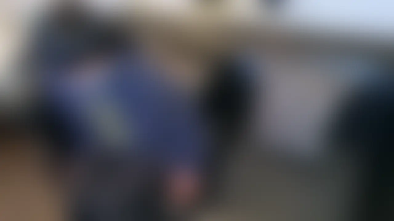 【地方で偶然知り合った可愛い18歳短髪ボーイッシュJ○ちゃんが可愛すぎたので私服と制服で2回戦SEX】
一部完全顔出し(本編3時間21分)
ダイヤの原石。地方行った時にSNSでたまたま知り合ったのですが、めちゃくちゃ可愛いです。お顔の透明感が神。最初は年齢逆サバ読まれてて気づかなかったんですが、話していたらまさかの高◯生、、、
顔の雰囲気は山崎天+遠藤さくら÷2。(知らない人は検索して) 都内にいたらもっと早くいろんな男に狙われてたと思います。。。まだピュアなこの子と出会えたのが奇跡。
基本マスク顔出しですが、キスシーンやフェラの時にマスク外してるので顔見えます。これが可愛いんです。。。
まずは私服で。そして制服でおもちゃ責めSEXのガッツリ2回戦。
私服のまま気持ちよくなって自分から腰振る騎乗位、おもちゃで無限責めされながらフェラなど、、普段の元気快活な姿とのギャップがエロいです。。。 (2/2)
