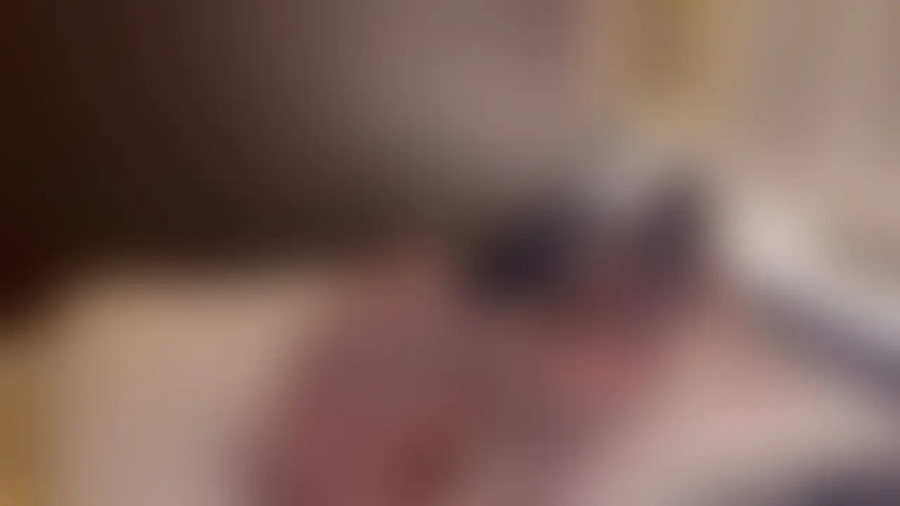 【21歳美容系】今回は完全に“空気の向こう側”行ってました…（第4話）

なおちゃん、ここまで来ると最初の頃とかなり雰囲気変わってます。

第1話では緊張してる感じも強かったのに、
今回はもう最初から空気に飲まれかけてる感じ。

しかも今回かなり印象的だったのが、“反応の素直さ”。

少し距離が近くなるだけで、
表情や息遣いがどんどん変わっていく。

しかもこの子、感情がかなり顔に出るタイプ。

照れてる感じ、我慢してる感じ、
夢中になっていく感じまで全部そのまま表情に出るから妙にリアルです。

さらに今回は、“止まれなくなってる感”がかなり強い。

最初は少し余裕ありそうに見えるのに、
途中から完全に空気に飲み込まれて、表情がどんどん崩れていく。

しかも今回は、シリーズの中でもかなり“熱量高め”。

周囲との距離感、空気感、勢い。
全部が混ざり合っていて、なおちゃん自身も完全に流れに入っていく感じがあります。

美容系、ギャップ系、リアル系、感情表現強め系。
こういう“最初は普通っぽいのに途中から別人みたいになる子”好きにはかなり刺さる一本。

なおちゃんシリーズ、話数追うごとに表情や空気感かなり変わっていきます。
次回はさらに“限界感”強めの流れ。

他にも“普通っぽいのに2人になると雰囲気変わる子”、かなりいます。

ガチ素人のみ、限定公開。

ーーーーーーーーーーーー

私が取り扱う動画は、全て実在する本物素人のみ。
普段なら絶対にこういう場所へ出てこないような、ごく普通の子たちばかりです。

一期一会の空気感、リアルな反応、素人特有の距離感。
演出では出せない“本物”だけを残しています。

撮影者としての営業力、人間関係、空気作り。
その全てが噛み合った時にだけ撮れる、再現性のない価値ある記録です。

そして、貴方もこんな『普通では出会えない子』と出会えるかもしれない貴重なブログへは↓からどうぞ。
ネトナンや出会い方のコツも掲載しています。

↓私のXブログ↓
mafi01190 (2/2)