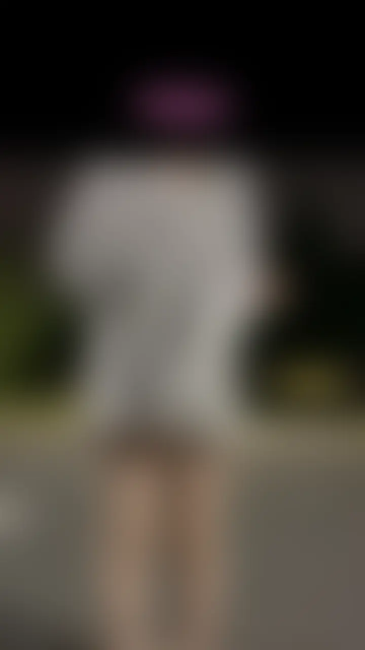 【大胆露出野外セックス】
今回は隠れる所が一切ない公園の中で大胆露出(//∇//)
周りから見られてるかも👉🏻👈🏻💦
声聞こえちゃうかも👉🏻👈🏻💦
えっちな音が響いちゃってる👉🏻👈🏻💦
こんなドキドキしたのは初めて🫣💖
そんなドキドキのえっちを楽しんだあと…
お家まで送り届けてもらったんだけど👉🏻👈🏻💦
お家の中でまた💦💦
中に沢山出され過ぎて👉🏻👈🏻,,,
彼氏にバレちゃうかもってドキドキが…
また興奮の波に襲われて…
彼氏が来るギリギリまで犯され続けた記録です🫣💖
2026.7月中の限定価格販売価格2990円→1990円✨️
8月からは価格を戻しちゃうので、早目に観てくださいね💕︎ (2/2)