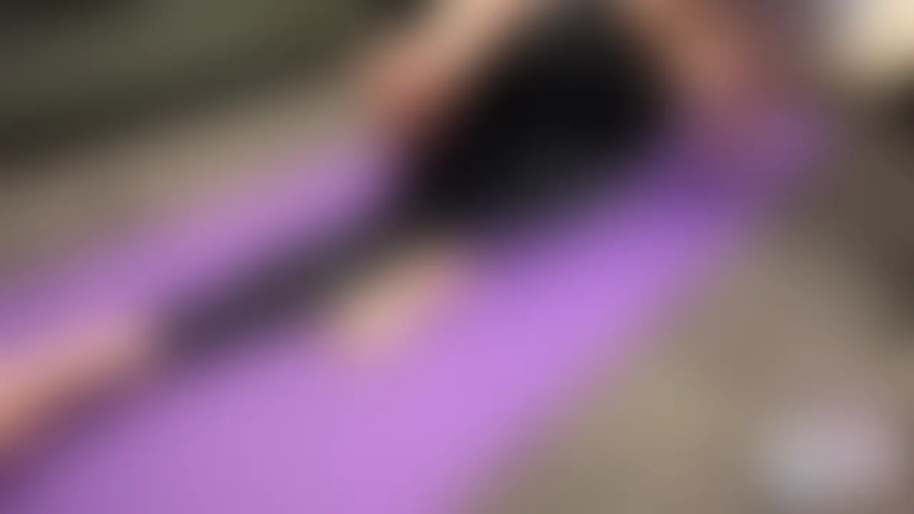 産後で体型をキープしたいって言うから、
いつものホテルにセフレの人妻を呼んだ。
「ヨガで体を引き締めたいから、見てて」と言うので、
ヨガウェア姿のままポーズを取らせてみた。
むちむちの体を色んな角度で晒しながらストレッチしてる姿をじっくり眺めてたら、もう我慢できなくなった。
特に、ヨガの動きで胸が圧迫されるたびに母乳がじわっと滲み出てくるのがたまらなくて、
そのままむちむちボディに覆いかぶさってハメまくった。
生ハメのまま激しく突き上げて、子宮口に直接たっぷり中出ししてしまった。
むちむち人妻の柔らかい肉感と、母乳がにじむエロい姿をご覧ください! (2/2)