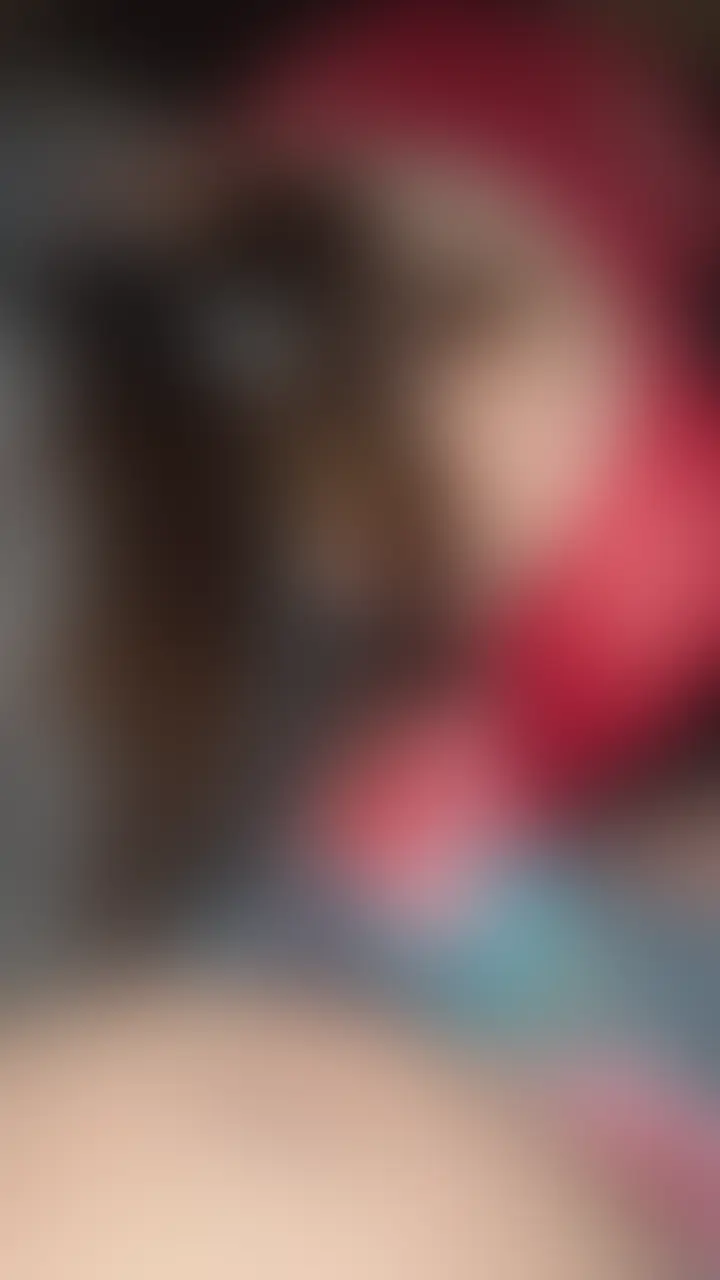 素人妻の隠し事💜
実は私、アナルも気持ちいいんです❣️
昔の彼氏に、少し開発されていて、黙ってたのですが、旦那にバレちゃいました。。🫣💦
その時は、おもちゃ入れられたのですが、痛くて。。
でも今は指を入れられたら気持ちいいみたいです。❤️
今回の動画は2つの穴で、お尻をビクビクさせてイっているりりこです。🥰
まだまだプラグまではいかないですが、指で開発されているりりこです💕 (2/2)