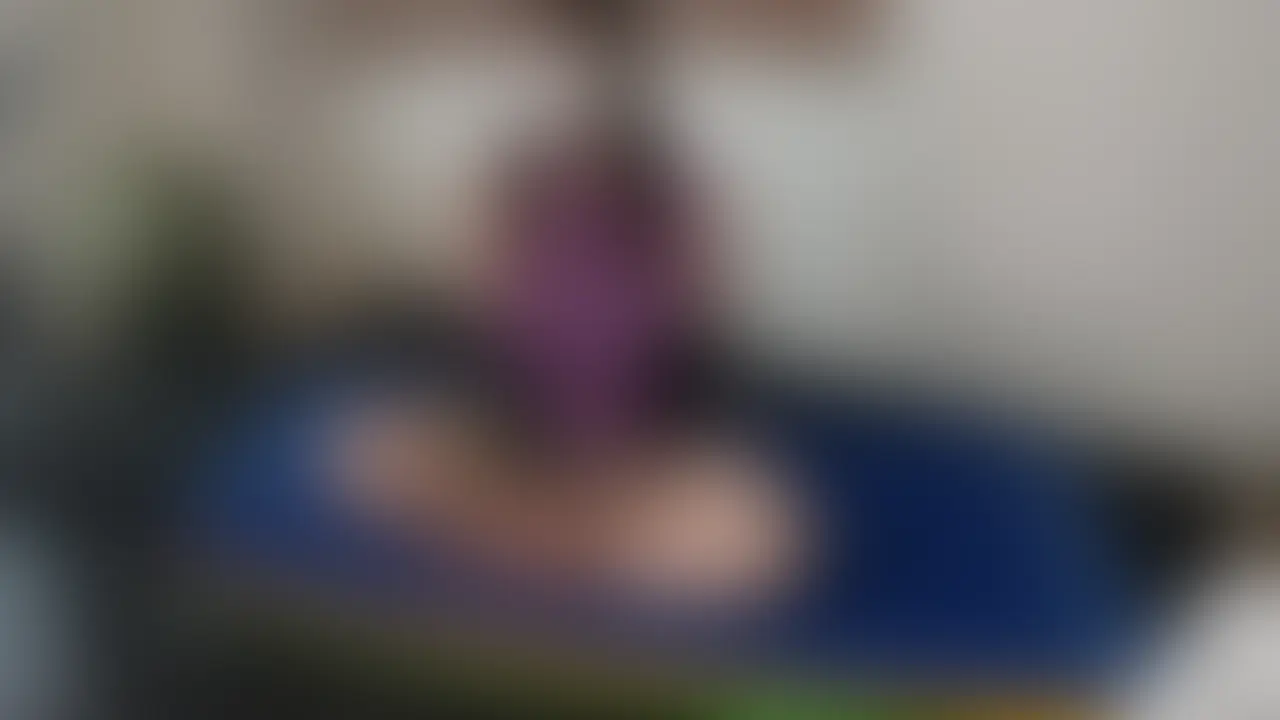 常習猥褻スポーツ整体ジム「タンクトップハミ乳女性に特別ですよと乳房なぶり。感度アップクリーム塗布」
有名バレーチームやマッスル系ボディコンテスト選手などを専門に、独自の理論でストレッチ及び整体を施す施術師の男が行ったとされるセクハラ映像です。
今回は、ベストBODY日本に出場予定の女性のケアを氏の施設でおこなった卑劣なヒストリーをあますことなくお送りいたします。女性はさすがは関東大会出場選手とあってボディのハリ、堅牢な体幹、クビレ、そしてみごとなまでのバストで施術師を信用しきっているから普段のトレーニグ衣裳のまま施術をうけます。
女性はアメリカでの生活が長かったのでノーブラでタンクトップ。肩紐のわきから乳輪がハミでるのも我々日本人からみたら大変なエロティシズムということを知らなかったのが運の尽き。施術師への劣情を煽る結果となってしまい、シャツのスソからさりげなく乳房を擦られてしまいます。施術師も探り探り服の上、そしてタンクトップの中に手を滑らせていき「大胸筋のここをほぐすことが大切です・・・」などとそれっぽいことをいっていやらしさが如実に露呈していきます。乳首ですらコリコリ愛撫するのにも「ホルモン増強のツボがここにあってね・・・」などと講釈をたれながらAV男優のような卑猥な乳首ツマミなど執拗に刺激していきます。
感度アップのようなクリームを乳首に塗布された女性は抗えぬ快感に思わずビクビクと全身が跳ね、どうやらオルガを迎えたようです。
分数11分57秒
映像サイズ 1920×1080 (2/2)
