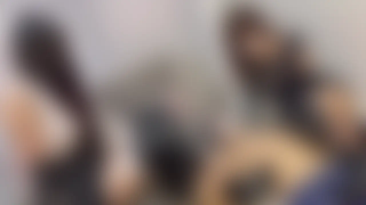 ファンの方と“オフ会3P”しちゃいました💓
エナメルロングブーツを履いた女の子2人に挟まれるところからスタート…もうこの時点で、支配感えぐい🤭👠
まずは足責めでじっくり焦らして…
触られるたびに反応が出ちゃうのが可愛くて、ゆりか達も止まらなくなって🥺✨
本人はされるがままなのに、どんどん“ドM”が出てくるの…💗💦
顔面騎乗で押さえつけで逃げ場をなくしながら、さらに手コキで追い込んで…
射精管理されて、限界まで我慢させられる感じがたまらないの💋
最後は我慢してた分、全部まとめて…たっぷり出してくれました💗💦 (2/2)