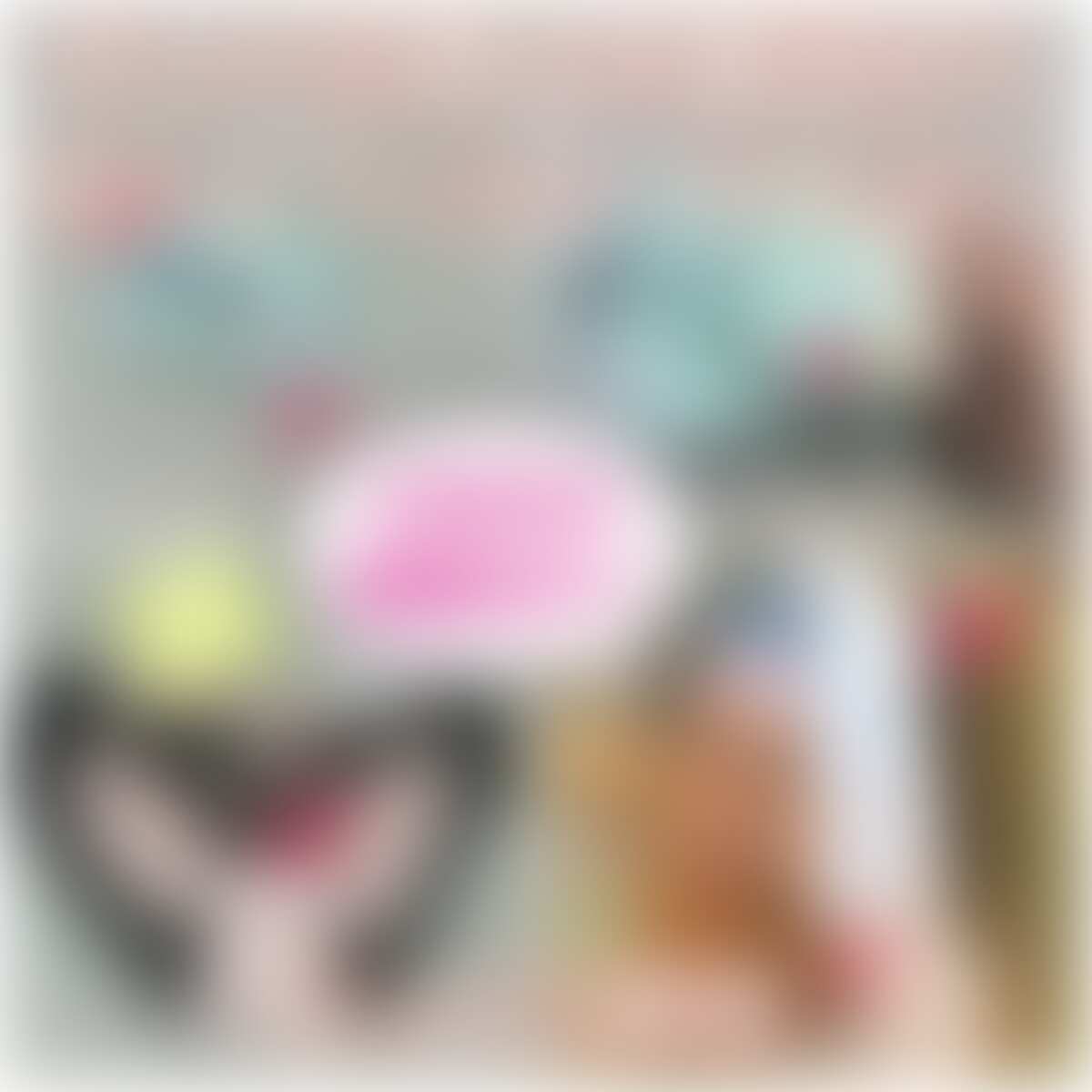 かならず女性はいつ生理が来てもいいように会社にサニタリーショーツを保管していると思います。
私を陰で小馬鹿にしているギャル社員もその1人。
深夜、誰もいない会社へ戻り、さりなの机の引き出しを物色。
ありました、かわいい巾着袋。
大抵の女性は巾着袋へナプキンとサニタリーショーツと入れ保管しているのです。
巾着袋を開封し中から入っているものを取り出します。
中には有名ギャルメーカーのエメ〇ィールのサニタリーショーツ
黄色のナプキン、そしてそしてオリモノシートが入っています。
サニタリーショーツまで派手なパンティーなのか。
やっぱりエロい女だな。
このナプキンやオリモノシートがお前の汚いマンコに触れる予定なのか?次はこれも精子だらけにしてやるからな!
変態的な思考でたっぷりと観察と撮影をしておきました。 (2/2)