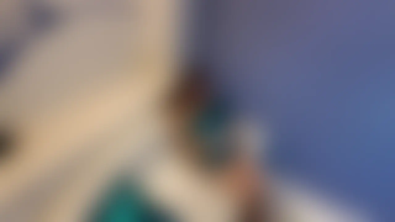 右上のいいね❤︎とブックマークしてコメントしてくださった方から抽選でスペシャル動画プレゼント🎁
プラン加入者以外は当選でこちらの動画を無料プレゼント🎥(2-3名)
みんないいね、ブックマーク、コメントしてくれたら嬉しいです🥹❤️
【手足拘束されて目隠しまで…】
暑いから下着でホテルでのんびりしてたら、いきなりセフが手枷と足枷、目隠し持ってきてされた…
何されるのかなって思ってたらいきなり口に甘いもの突っ込まれて『立って、一歩歩いて座って』って…
言うことをそのまま聞いて口開けてケーキを犬食い…
犬食いしてる最中も遠隔バイブ仕込まれてるから気持ちよくて体が反応しちゃったりで大変、、
そのあと口輪されてトイレに歩かされておしっこして
そのままフェラとイラマチオされました…
トイレでてからも口輪したまま水飲まされたりで飼われてるペットって感じ…🥺
途中で目隠し取られたんだけど、自分の格好が恥ずかしすぎた、、
お風呂でそのあとおもちゃとかでいじめられて潮吹きしちゃった…
立ちバックでがんがん責められて対面立位でそのままお腹にいっぱいかけられました…♡ (2/2)