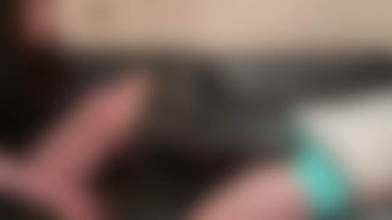 女子大生もえ様の手コキ足コキ
女子大生のもえ様がロングブーツを履いたままパンツの上から足コキをします。片足でまるで電気アンマのように縦に振動させてたり、両足で挟み込むように足コキしたりします。男性が感じてるのを見るや手コキに切り替え時々乳首も刺激してくるもえ様。最後はパンツを脱がして手コキのスピードを上げていきます (2/2)