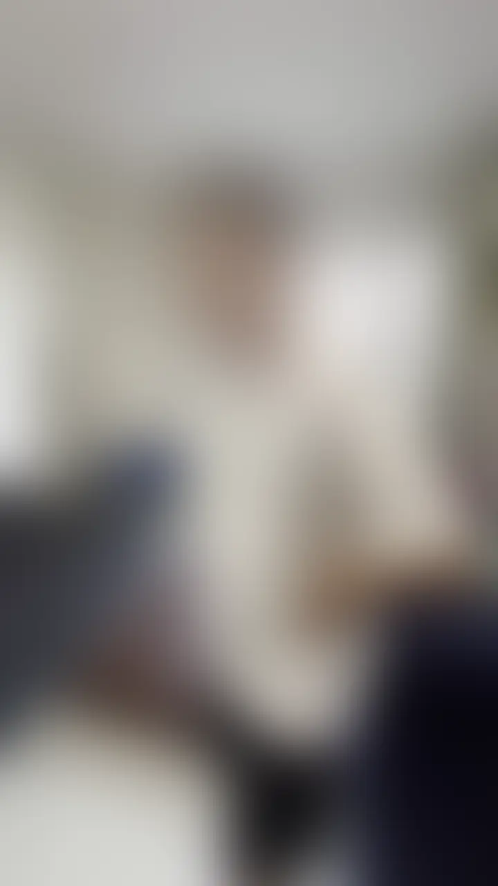 【大好評の為延長します】

友達が買い物に行った隙に彼女を寝取ったら、昼間の自室でガチ喧嘩になりました。

身バレしてしまうため、本編でのみ顔を公開します。
【内容詳細】

今日、自分の部屋に3人で集まって過ごしていたんだけど、友達が「ちょっと買い物に行ってくる」と席を外した。

ドアが閉まって2人きりになった瞬間、ずっと隠していた下心が抑えきれなくなって、一瞬の隙に手を伸ばしてしまった。あの時は理性が完全にぶっ壊れていた。

そしたら予想以上に早く友達が部屋に戻ってきて、最悪のタイミングで現場を見られた。

言い訳の余地もなく、昼間の部屋で殴り合いのガチ喧嘩に発展。友情も信用も、すべて失った。

身バレしてしまうため、本編でのみ顔を公開します。
大幅に値上げするので購入はお早めに (2/2)
