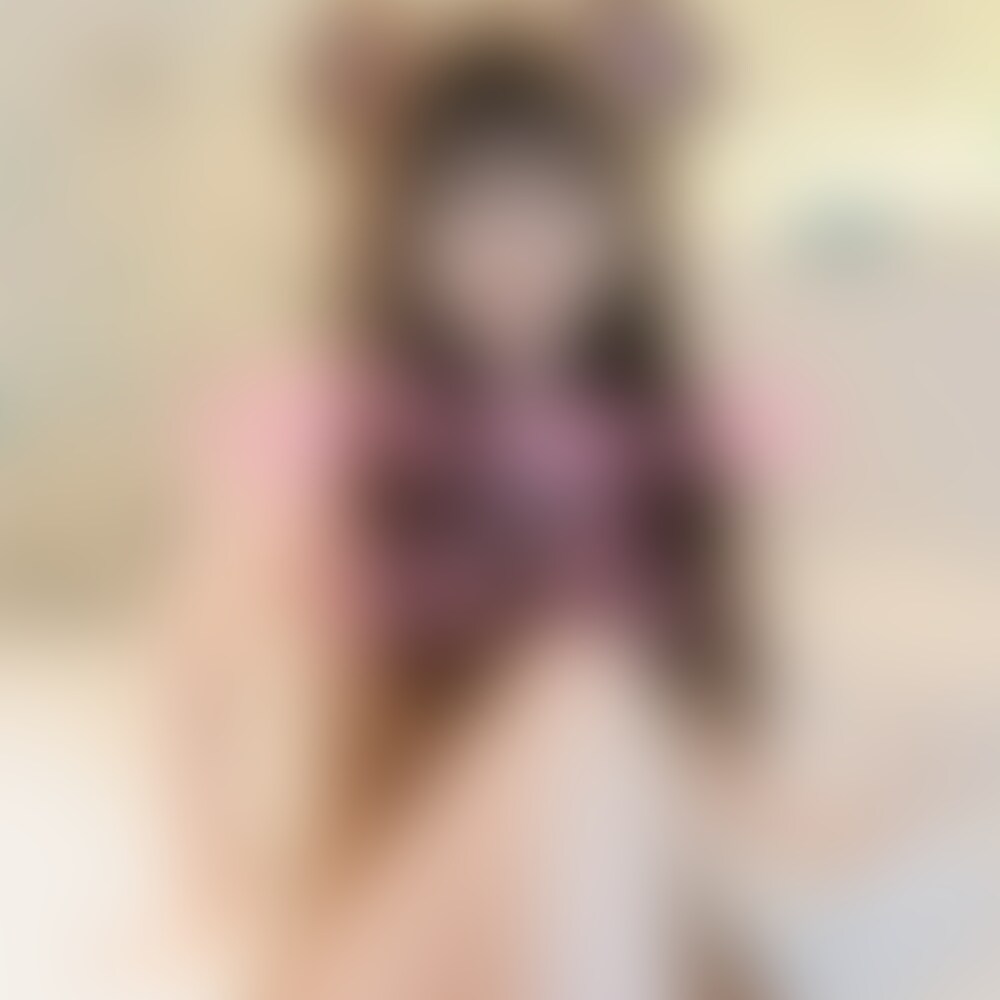 右上の「いいね💕」を押してから読んでいただけると嬉しいです🥹
こんにちは、あかりです🐣
今回は、“くまさんコスプレ”で撮影したオナニー動画をお届けします🧸
もふもふの耳と、ふわっとしたパジャマ。
まるでぬいぐるみみたいな姿で、ベッドにゴロンと寝転んだ私。
誰にも見せたことのない、無防備な時間をそっと記録しました。
「このまま眠っちゃおうかな」って思っていたのに、
ふと指先が胸元に触れた瞬間、じんわり熱くなってしまって…。
くまさんなのに、頭の中はどんどん“いけないモード”に。
もぞもぞと動く指先、乱れていく息、
そして、最後はお布団の中で…♡
この動画には、
“無邪気さ”と“エロさ”が同居する、
不思議な私が詰まっています🫣
“ただ可愛い”だけじゃ終わらない、
“ちょっとエッチなくまさん”を、最後まで見届けてください…♡
感想やコメント、DMも待ってます!
みんなの反応を楽しみにしています🥰
あかり🐣 (2/2)