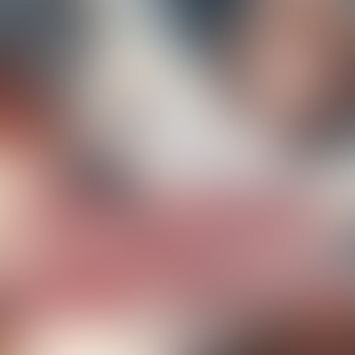 両手にアイスクリームを持つ彼女。
そこへ突風が吹いてしまい
スカートがめくれてしまう。
彼女には秘密があった。
パンツをはかないと言う性癖があったのだ。
ノーパンなのが彼氏にバレてしまい恥ずかしがる彼女。
彼氏がなだめるも、落ち着きを取り戻すことはなく
「君のおちんぽ見せて」「おあいこにして」と提案。
彼女をなだめるために性器を露出する彼氏。
そこで彼女に火がついてしまい、オナ指示されてしまう！

どんどん新作動画を公開していきます！
サンプルを気に入りましたら
「いいね！」「フォロー」「入部」をお願いします！ (2/2)