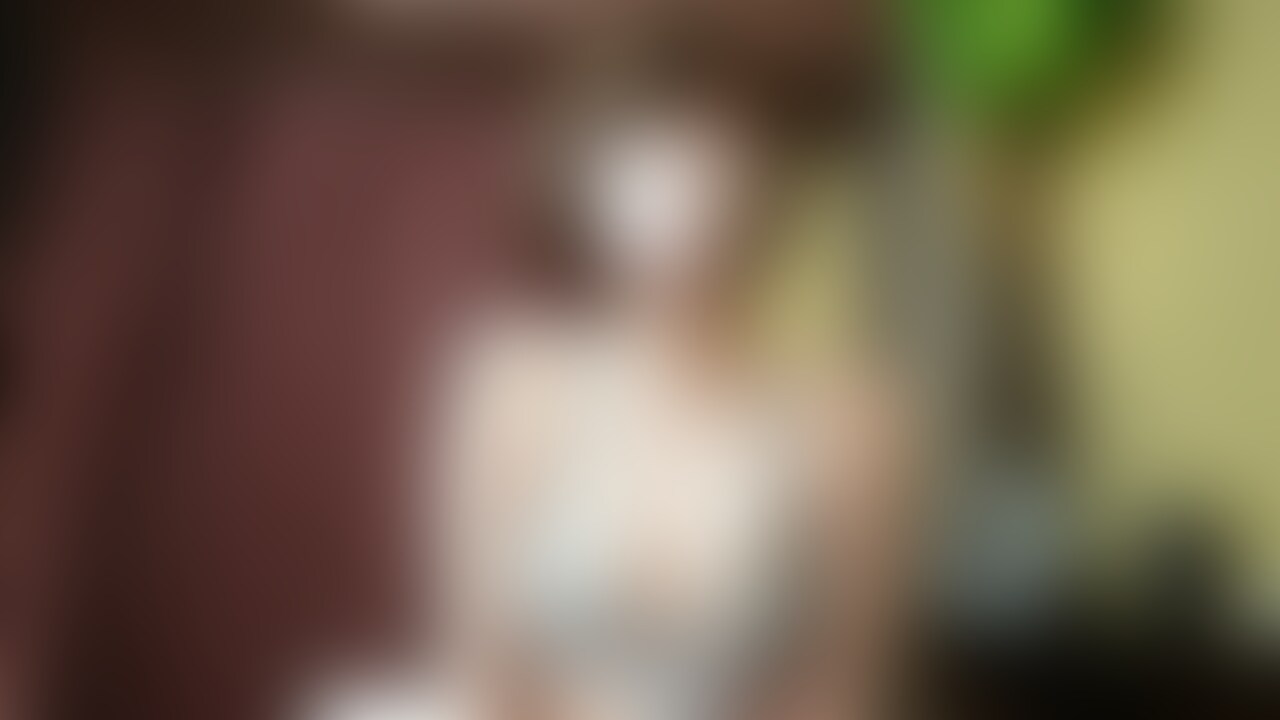 今年の初動画は…
ましろのおっぱいを存分に楽しんで貰える動画です︎💕︎︎
ピチピチのスポブラの上からマッサージオイルを塗りたくって、おっぱいから全身をマッサージ。
スポブラからおっぱいをぷるんと出して、また追いオイル︎💕︎︎
テカテカのおっぱいがライトに反射して凄くエロい🤤
そしてヌルヌルして凄く気持ちいい🤤
モミモミしながら、あそこもマッサージ💆♀️
手が止まらなく、掻き回してると潮が…
止まらない手は最終的にベット上に池が…
ましろの抜き初めに是非使ってね︎💕︎︎ (2/2)