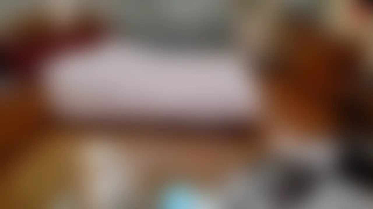 お出迎えの瞬間、脚なっが!!って声出ました。写真でも細身モデル系だと思ってたけど、実物は想像の2段階くらい上。シンプルTシャツなのにシルエット綺麗すぎて、こっちの姿勢が勝手に正されるやつです😇
最初は落ち着いたトーンで少し人見知りっぽいかな?って印象ですが、ソファで世間話しつつ軽く撮ってるうちに、表情がどんどん柔らかくなって笑い声も増えていきます。この温度差のギャップがたまらん。
距離の詰め方も急にグイグイではなく、会話とスキンシップを少しずつ混ぜてくるタイプで、大人デート感が強め。静かな時間の中でじわじわテンション上げたい人にはドンピシャ寄り。空き枠見つけたらマッハで予約ボタン押したほうがいいです!
#ワイ渾身の口コミレビュー投稿用作文
#11はるか本編
https://myfans.jp/posts/f109e19e-f281-41ee-8252-c20819a61fab (2/2)