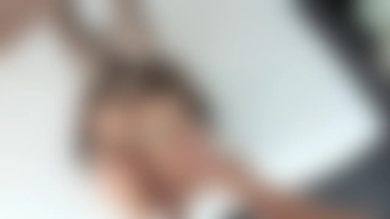【変態夫婦｜ホテルに入るとこうなる　#20-2】
明るい窓際で外から丸見え立ちバック🫣💦
絶対近くのビルで仕事してる人達に見られてた❤️‍🔥❤️‍🔥

イキまくったおまんことガチガチになったちんこでハメハメ開始💓
朝だから明るくていつもより恥ずかしい🫣
でもそれで興奮しちゃうの❤️❤️

いろんなところで立ちバックしちゃったけど、やっぱ窓際が最高😍
見られてるかもって思うほど濡れちゃうし足がガクガクしちゃう🤭
最後はいつもの中出しでびゅるびゅる出してもらったよ💉💦

みんなの精子もわたしに出して💕 (2/2)