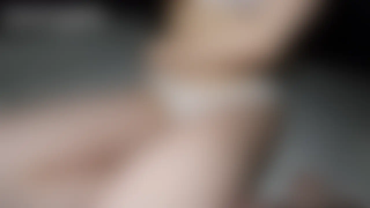 #新婚妻子宮嬲り 完全雌堕ちの全身痙攣イキ
新婚奥様をぐちゃぐちゃにイカセたおして雌に堕としている動画です。
美肌の朗らかな若妻が、Gスポット専用バイブで性感帯をゴリゴリ擦られ、お尻を震わせて連続イキ。
さらに、一回り以上上のおじさんの激硬肉棒で子宮を突かれ⋯絶叫しながら、全身をガクガク痙攣させて無限にイカサレます。
【本編内容▼】
・生々しい会話シーン
・Gスポット専用バイブでゴリゴリ擦られ⋯
・汗びっしょり雌フェラ
・横向きハメで子宮えぐられビクンビクン
・杭打ち寝バックで絶叫イキまくり
・ポルチオ刺激で足ピン絶頂
・大量精子ごっくん
動画再生時間 約 43分 (2/2)